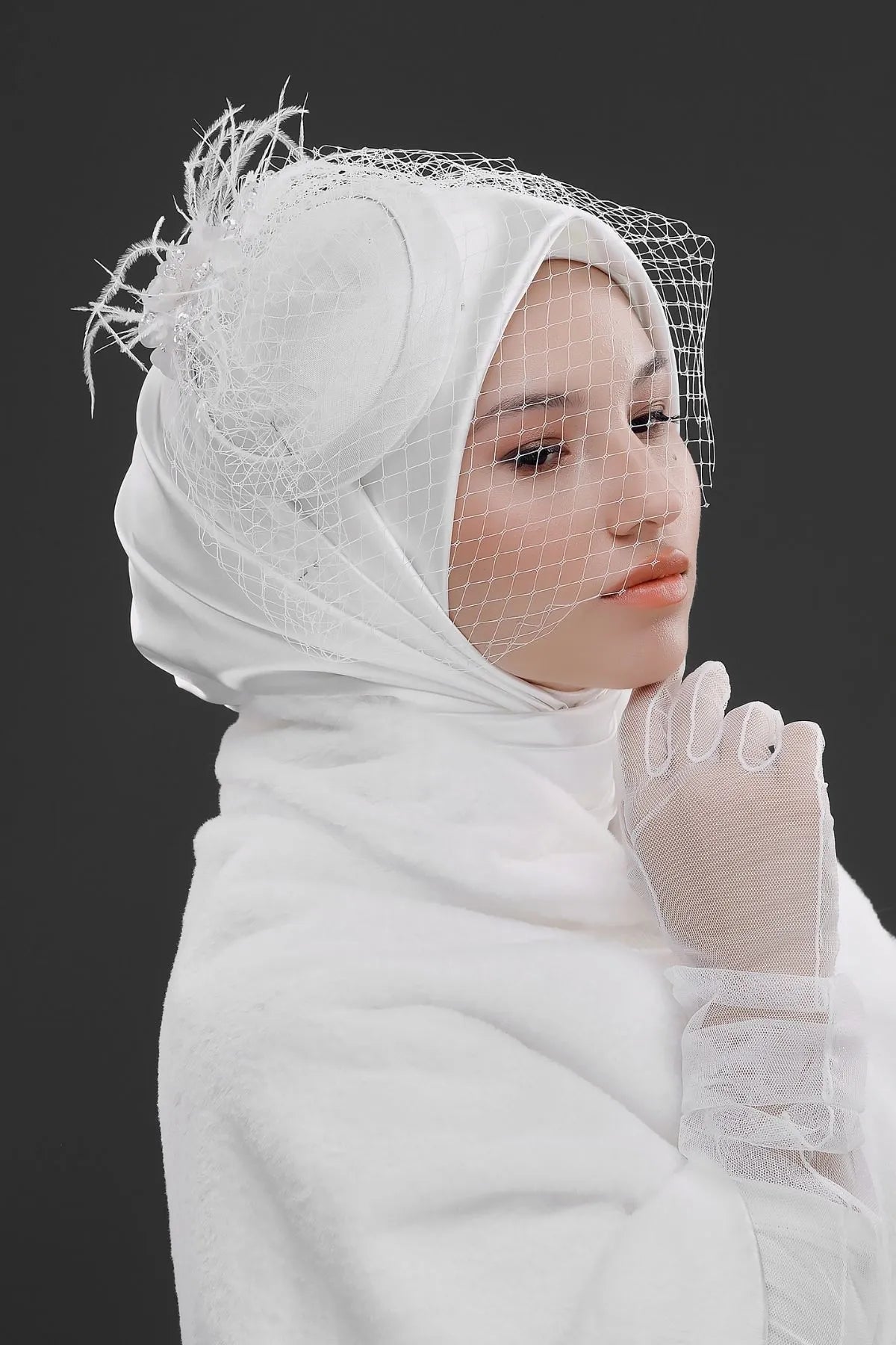 Vintage Fransız Stil Gelin Şapkası – Fileli & Tüylü Vualet