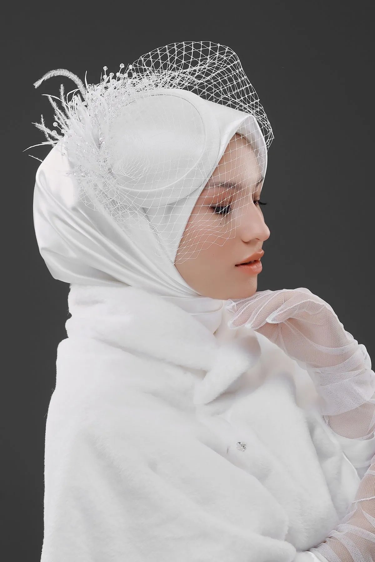 Vintage Fransız Stil Fascinator Şapka – Fileli ve Tüylü Gelin Aksesuarı