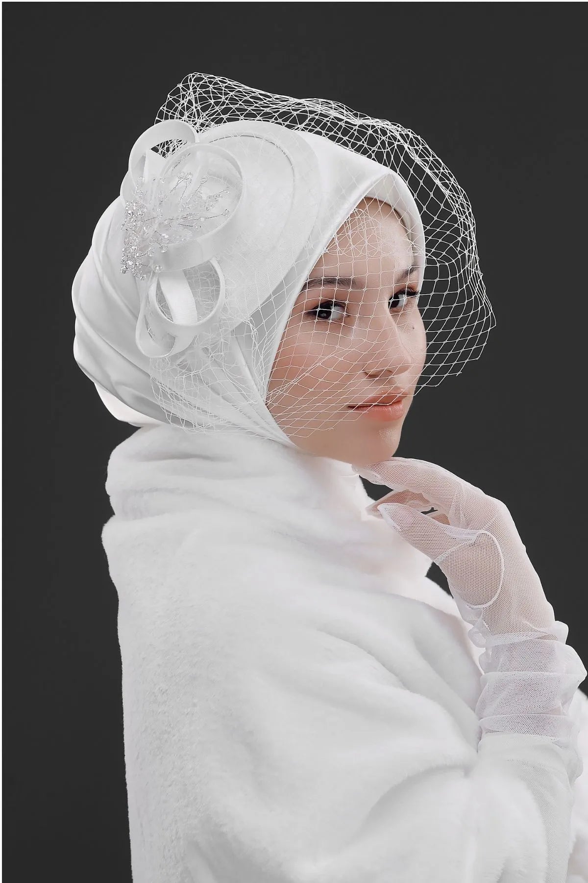 Vintage Fransız Stil Nikah Şapkası – File Tül Detaylı Gelin Aksesuarı