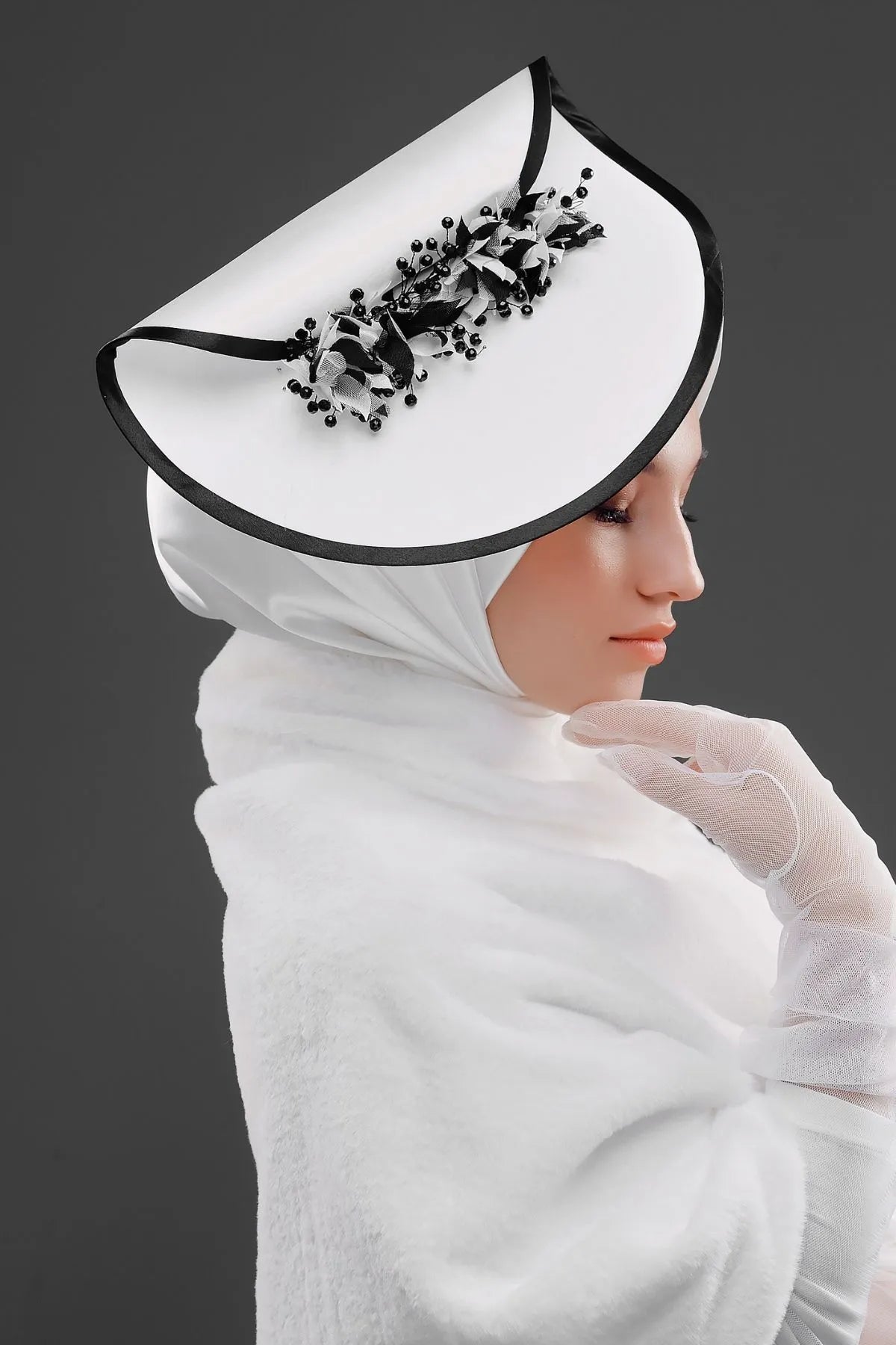 Vintage Çiçek Detaylı Şapka – Özel Tasarım Nikah & Davet Aksesuarı