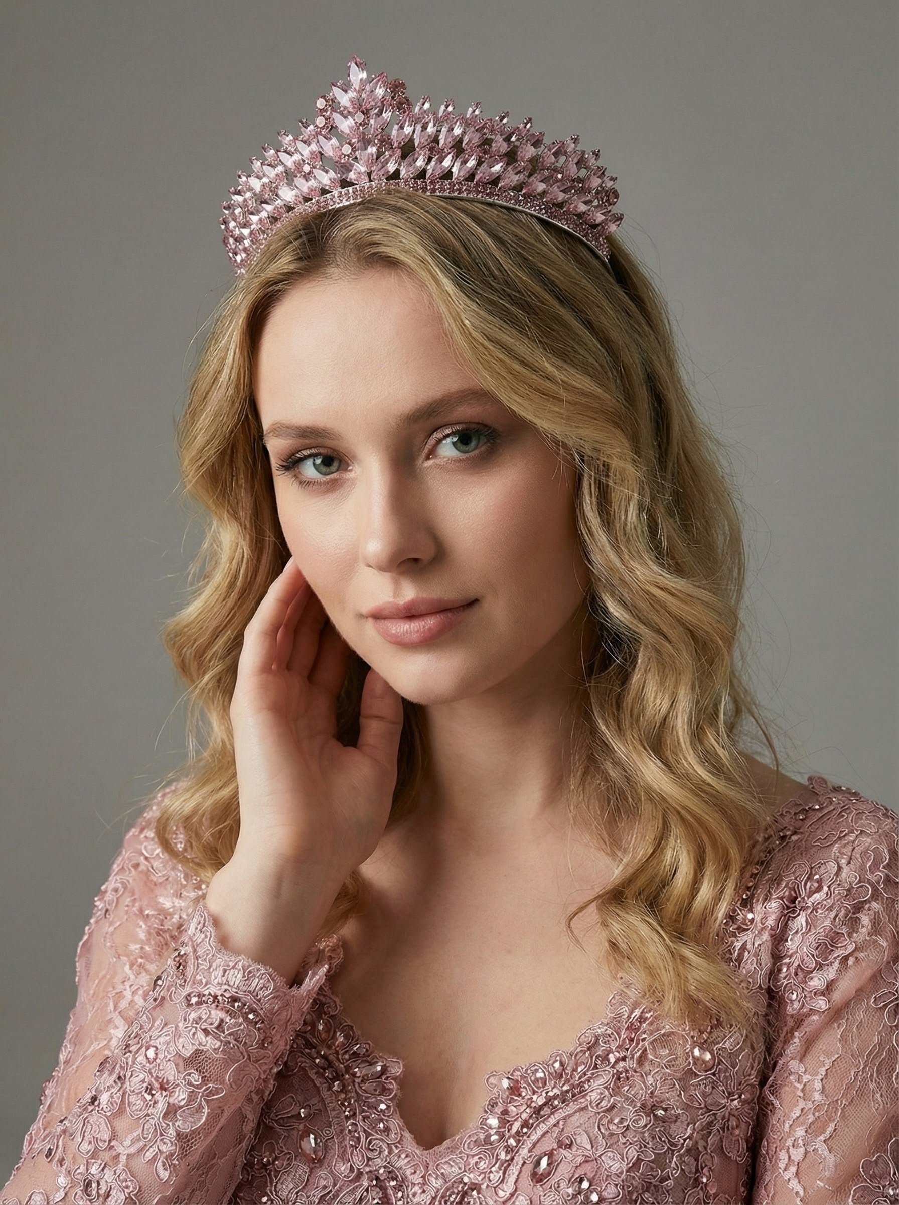 Pembe kristal taşlı kraliçe model gelin tacı – pembe taşlı parlak saç tacı, söz nişan ve düğün görünümü için