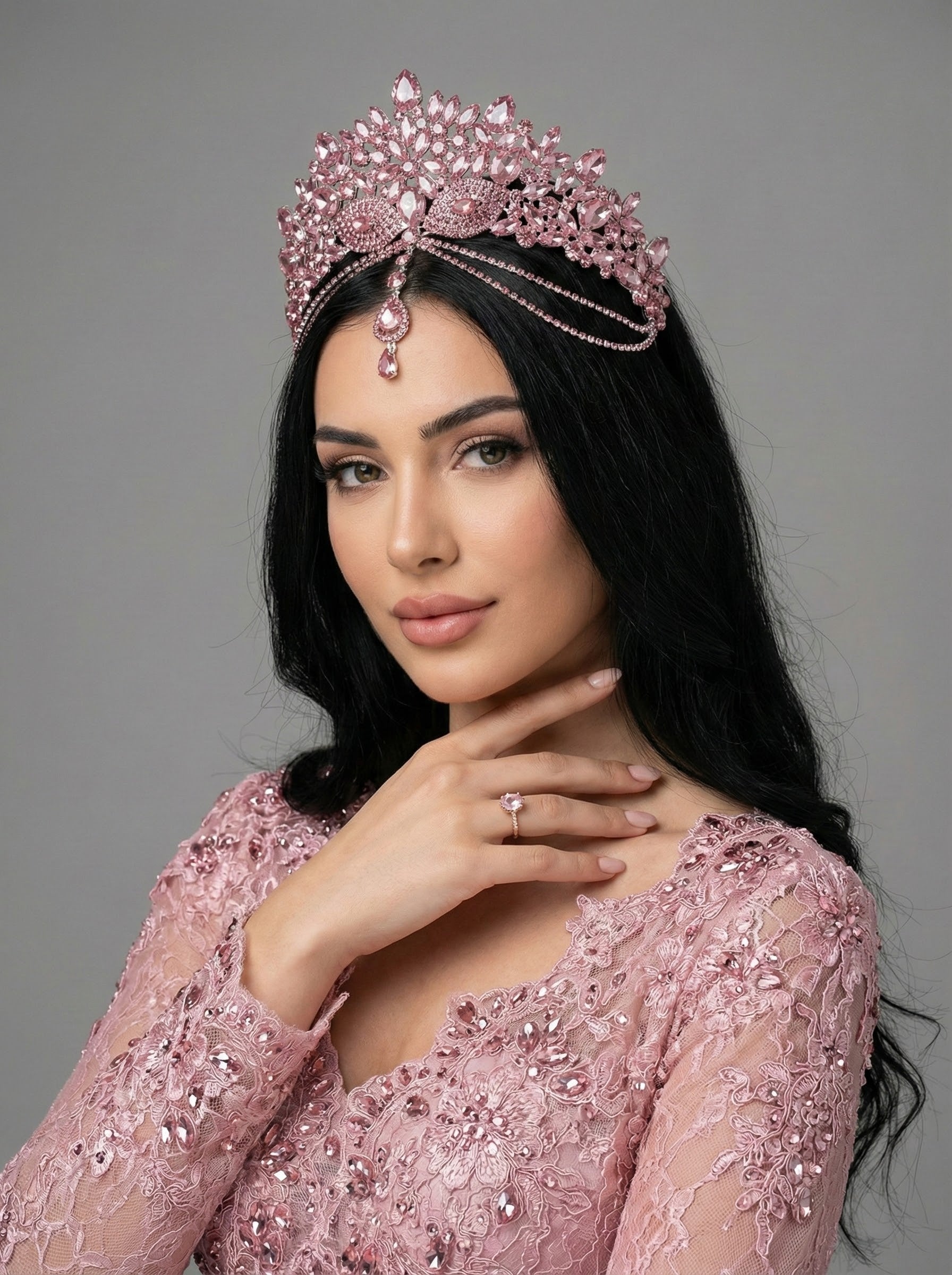 Pembe kristal taşlı ışıltılı gelin tacı – göz alıcı zarafet, düğün ve nişan töreni için