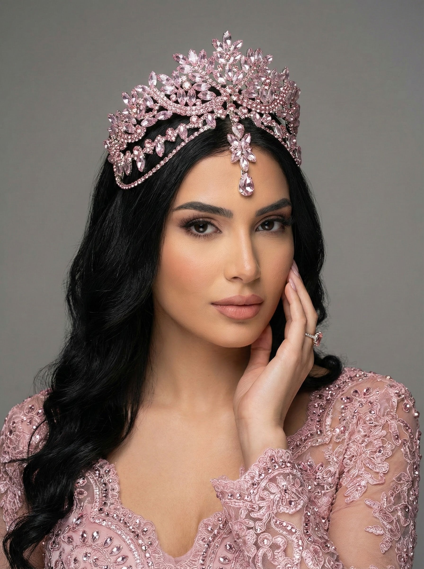 Pembe kristal taşlı gelin tacı – ışıltılı model, düğün ve nişan töreni için