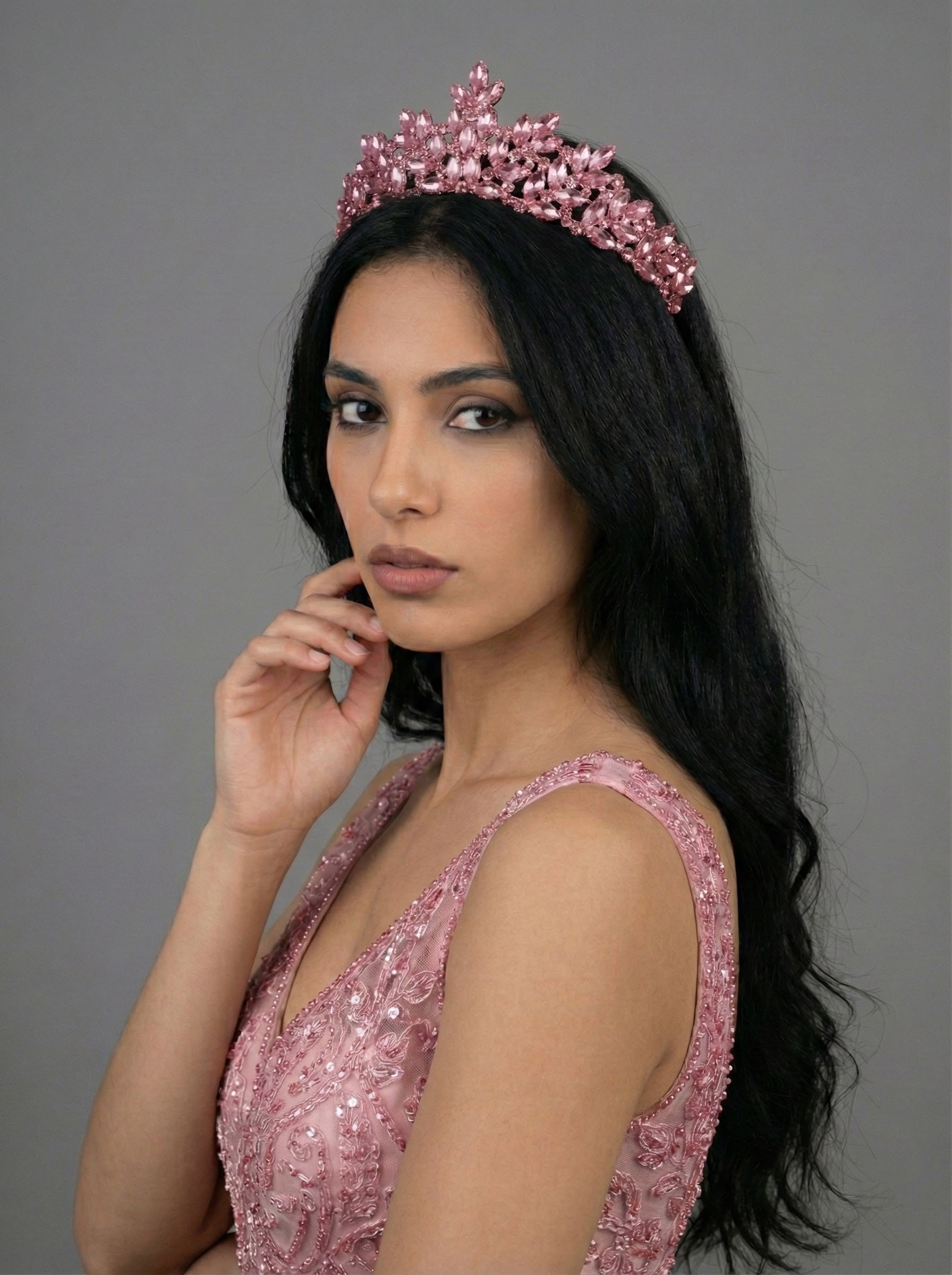 Pembe kristal taşlı büyüleyici gelin tacı – ışıltılı düğün saç aksesuarı