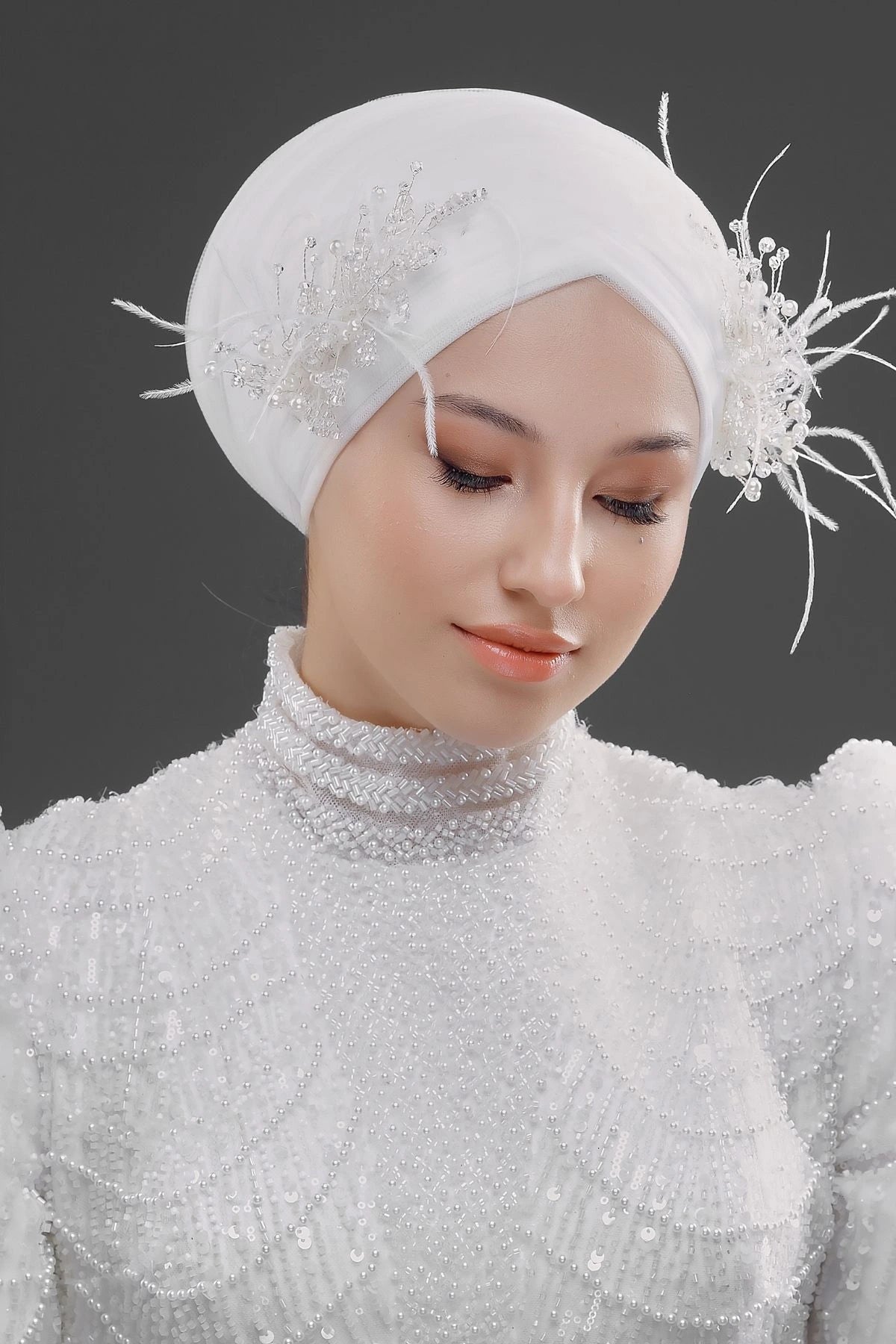 Modern Tüylü ve Kristal Detaylı Gelin Saç Aksesuarı – Çift Taraflı Şık Tasarım