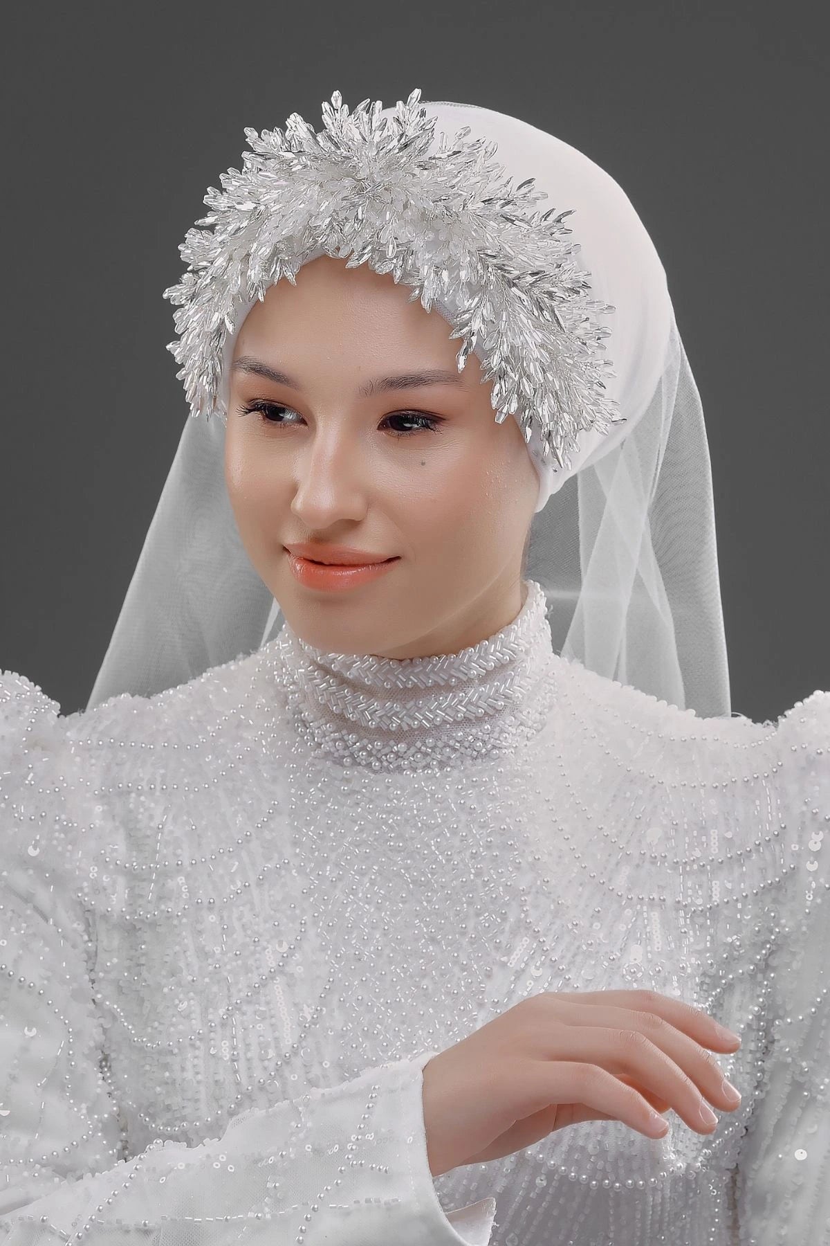 Yoğun Kristal Yapraklı Gelin Tacı – Işıltılı Zarif Bridal Headpiece