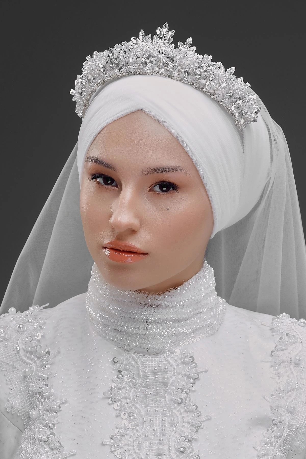 Yoğun Kristal Yapraklı Gelin Tacı – Işıltılı Bridal Taç