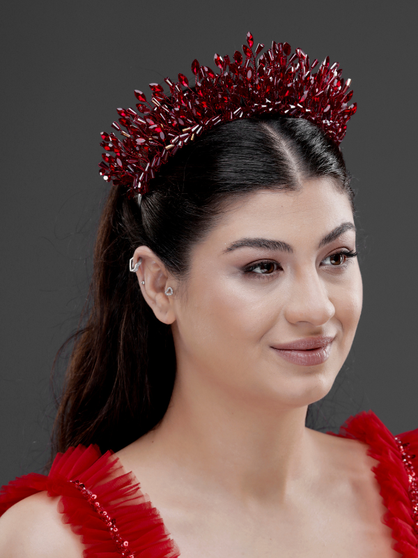 Bordo kristal gösterişli gelin tacı – koyu saçta önden görünüm, kırmızı elbise ile uyumlu ışıltılı kraliyet esintili saç tacı