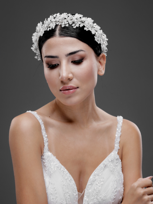 Beyaz kristal yapraklı gelin tacı – açık saçta önden görünüm, beyaz gelinlik ile uyumlu ışıltılı yaprak motifli zarif saç bandı düğün ve nikah törenleri için