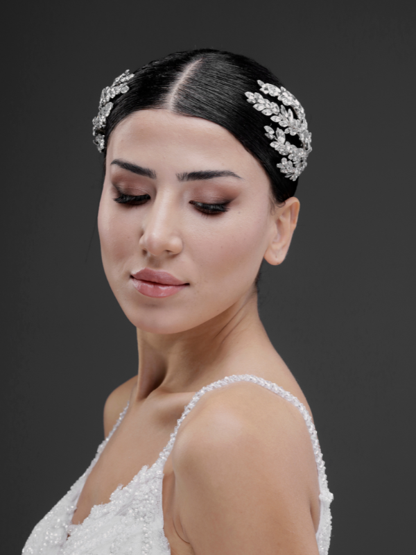 Beyaz yaprak formlu çift saç tarağı – açık saçta önden görünüm, beyaz gelinlik ile uyumlu ışıltılı yaprak motifli zarif saç aksesuarı düğün ve nikah törenleri için