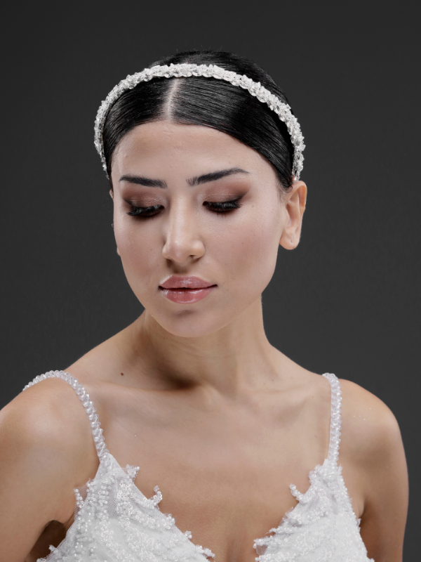Gümüş kristal gelin tacı – açık saçta önden görünüm, gümüş gelinlik ile uyumlu ışıltılı minimal zarif gelin saç aksesuarı düğün ve nikah törenleri için