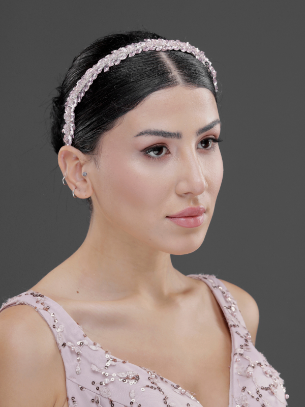 Pembe kristal gelin tacı – açık saçta önden görünüm, pembe abiye ile uyumlu ışıltılı minimal zarif gelin saç aksesuarı düğün ve nişan törenleri için