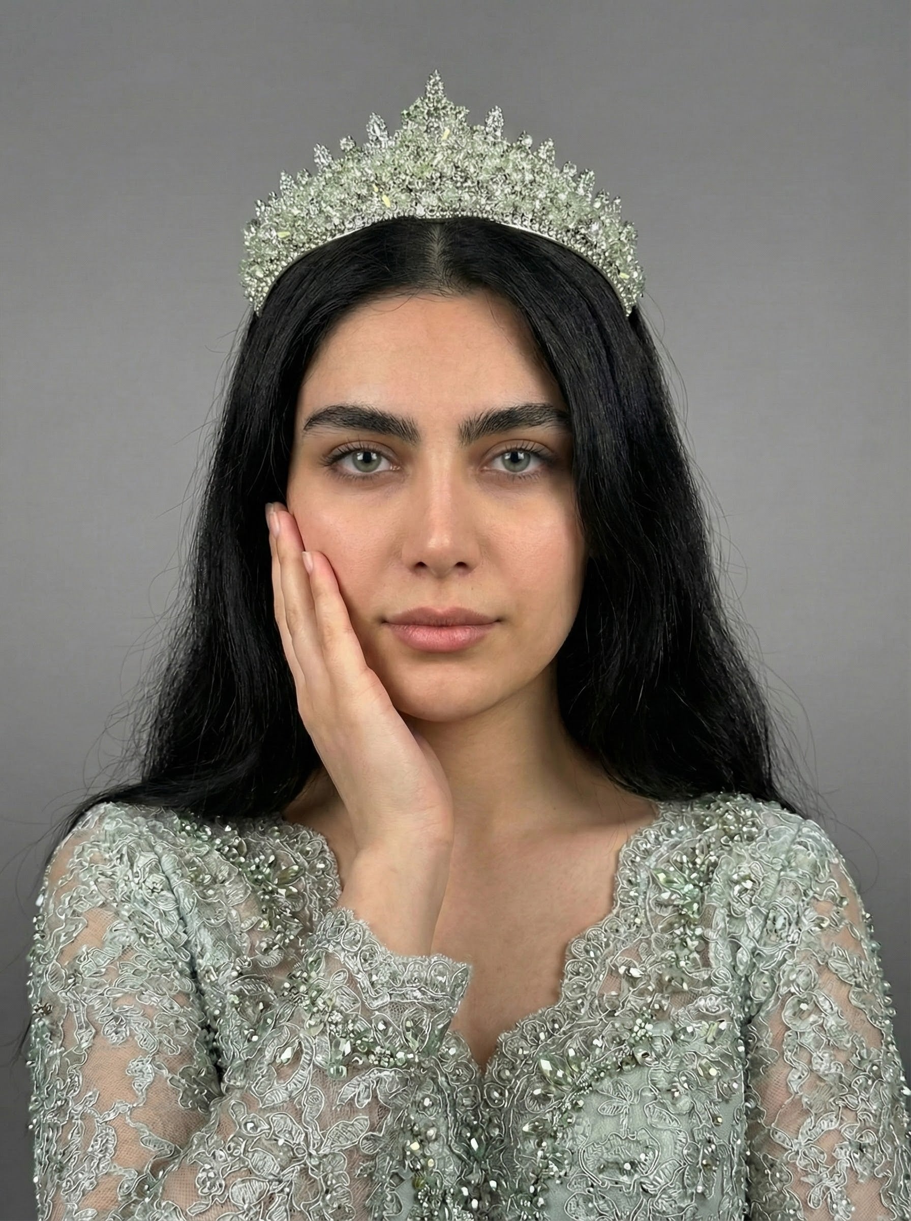 Kristal Taşlı Taç – Zarif ve Gösterişli Özel Gün Tacı