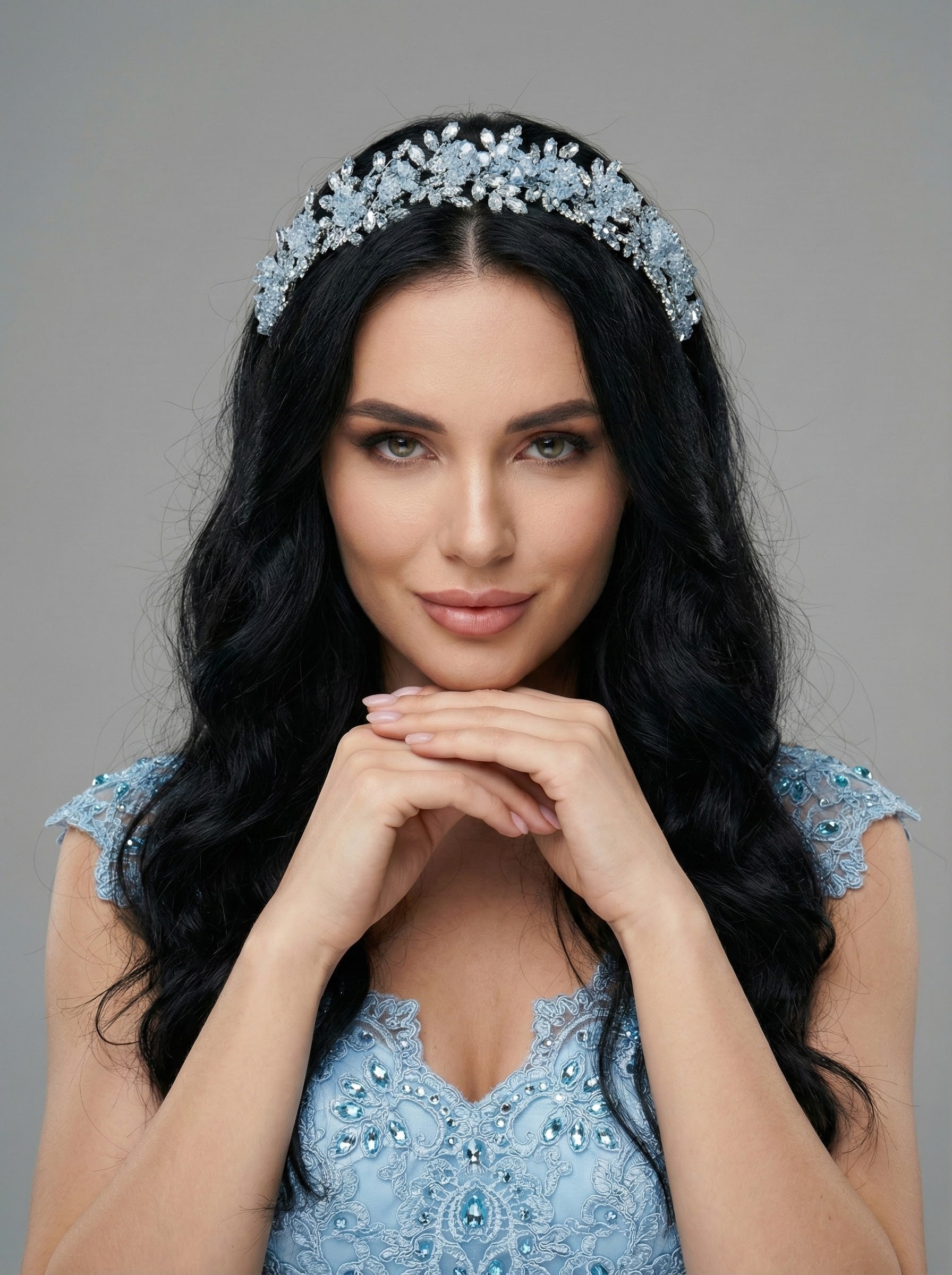 El Yapımı Çiçek Detaylı Taç – Zarif ve Romantik Dokunuş