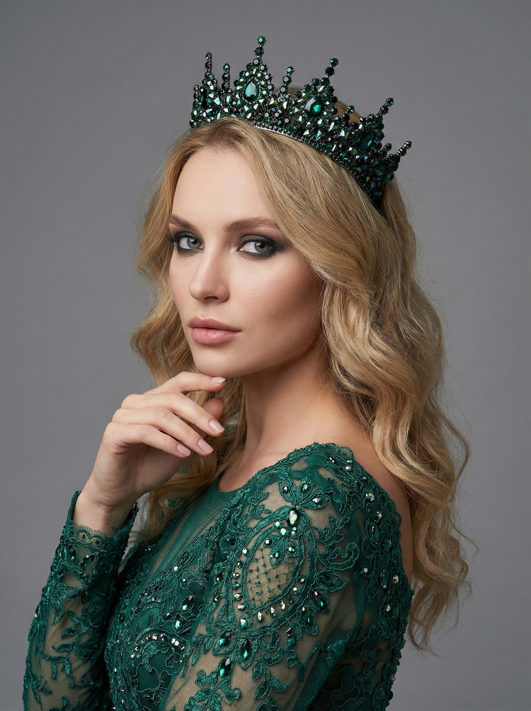 El Yapımı Kristal Taç – Işıltılı ve Göz Alıcı Özel Gün Aksesuarı