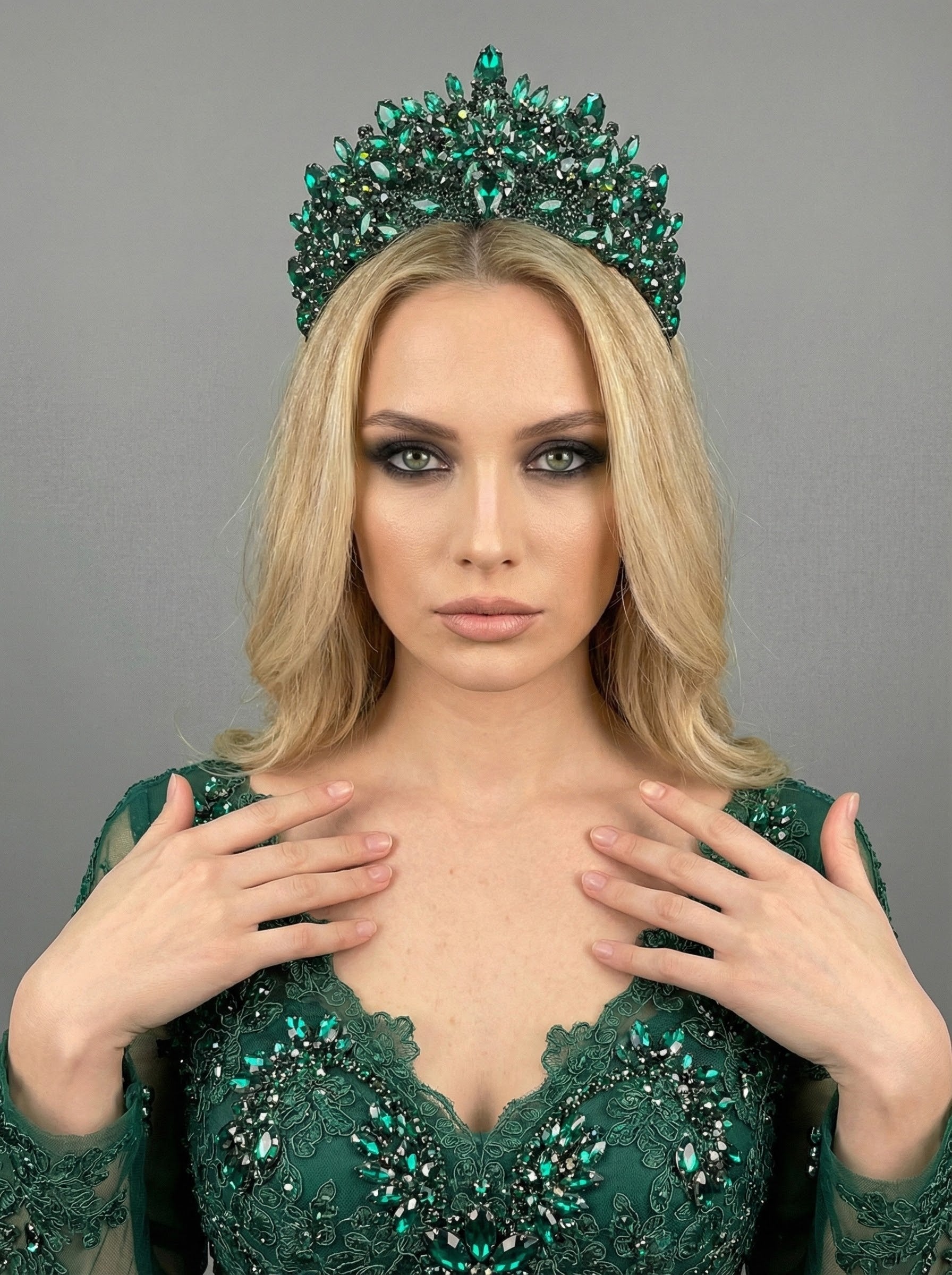 Taçlı Gelin Saç Aksesuarı – Kristal Işıltılı Yüksek Model