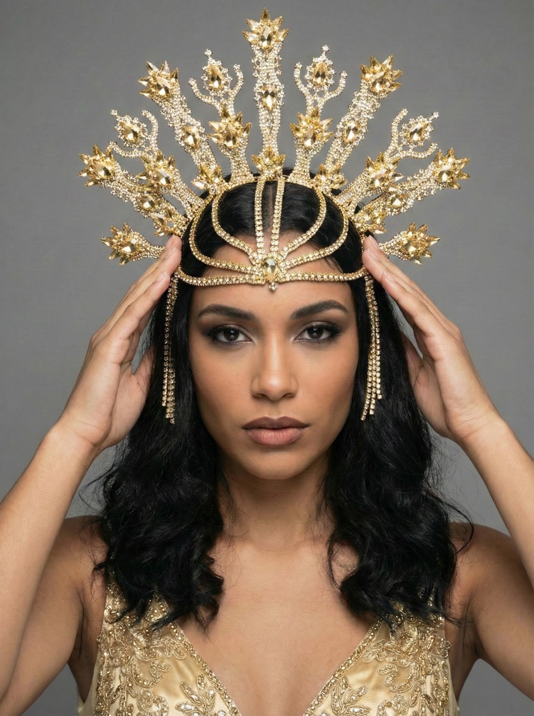 Altın kristal taşlı el yapımı lüks gelin tacı – gösterişli tasarım, düğün nişan ve özel günler için ışıltılı taç aksesuarı