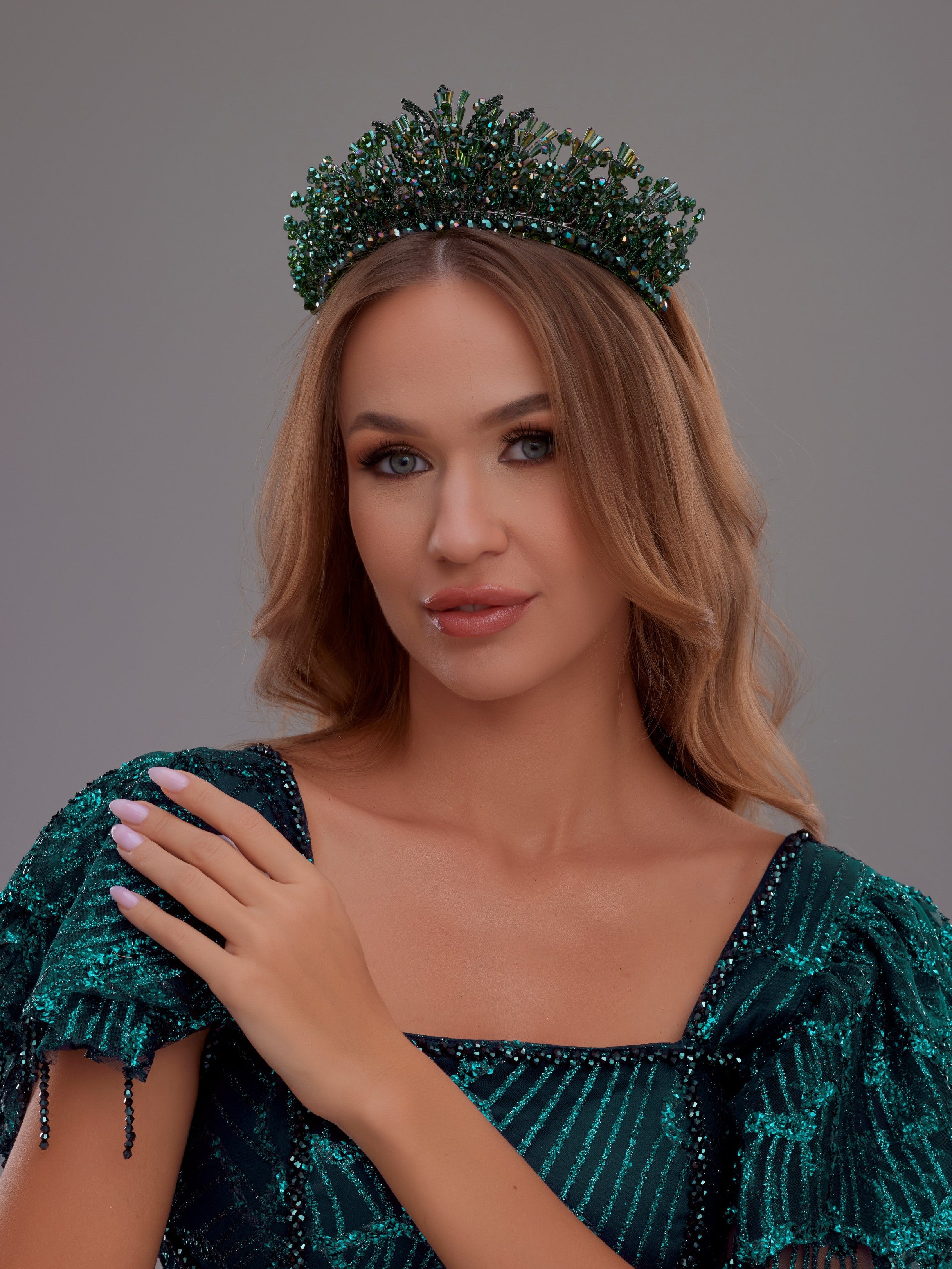 Lüks Kristal Gelin Tacı | Göz Alıcı Metal Yapı ve Işıltılı Boncuk İşlemeler