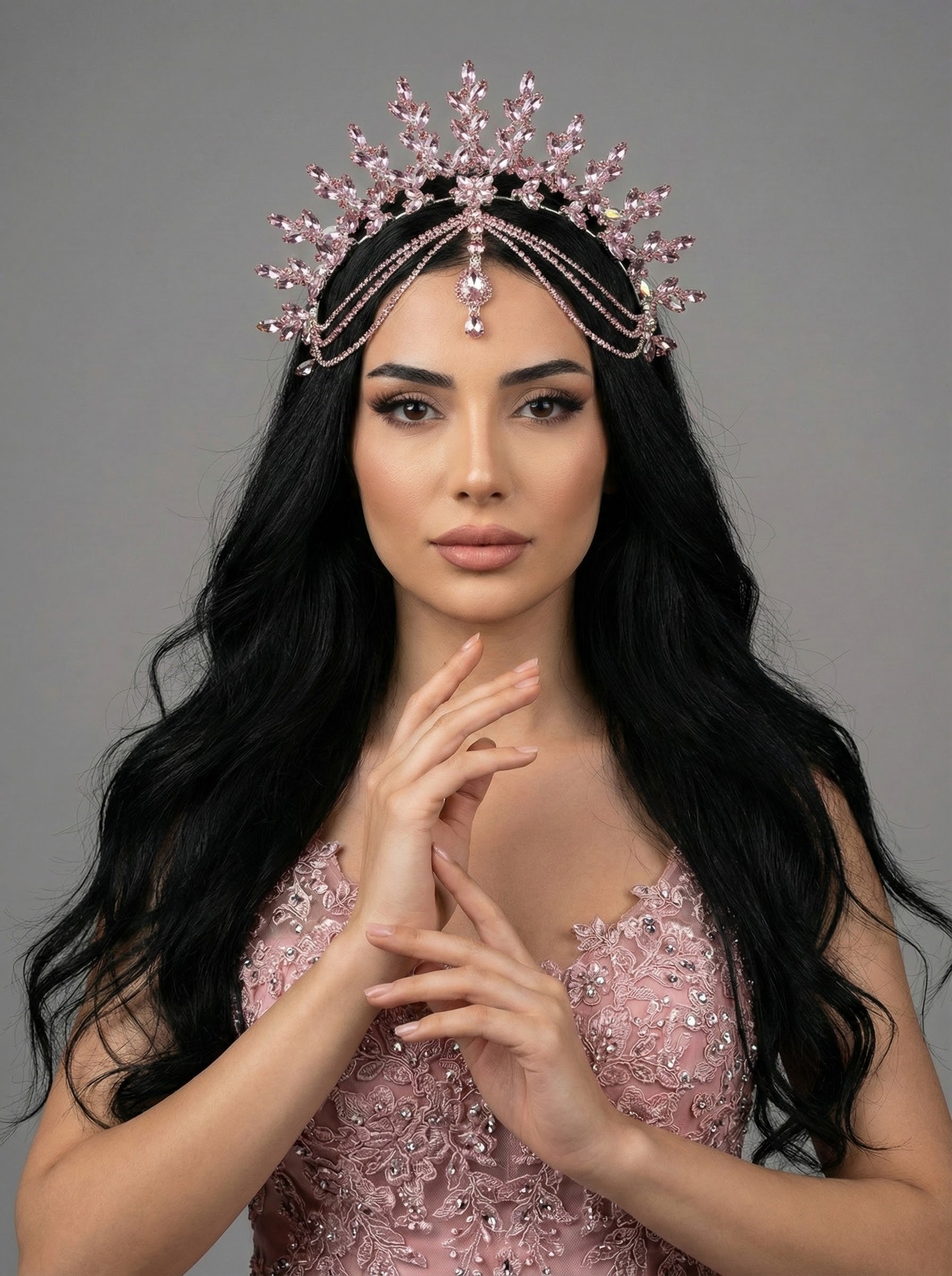 Pembe kristal gelin tacı – ışıltılı zarafetin ta kendisi, düğün ve nişan töreni için