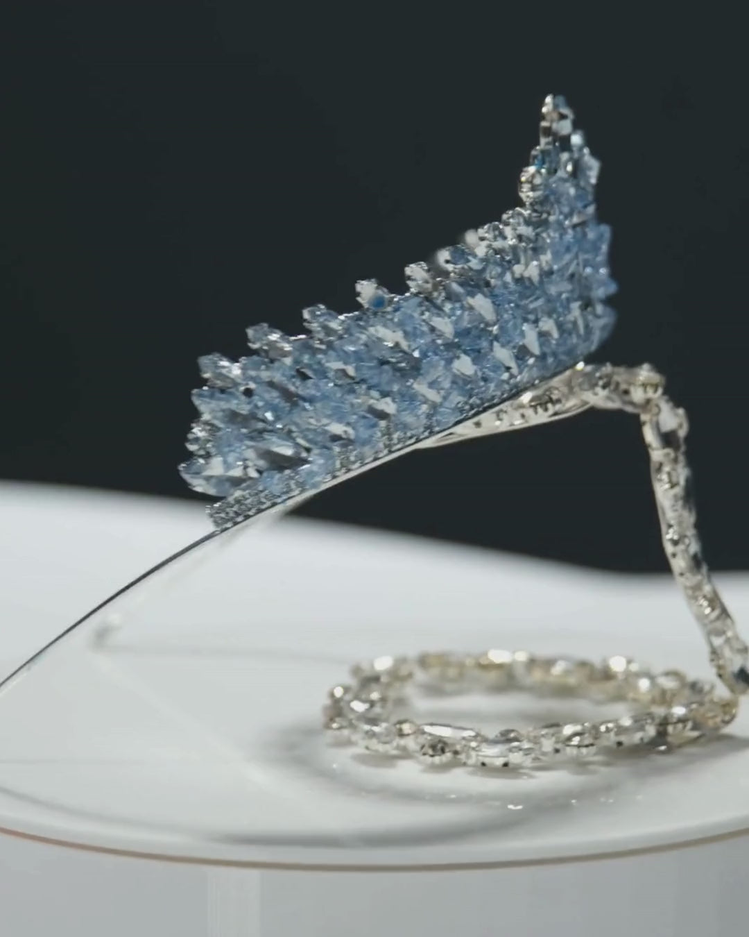 Pastel Renkli Kristal Prenses Tacı – Zarif ve Işıltılı Özel Gün Tacı