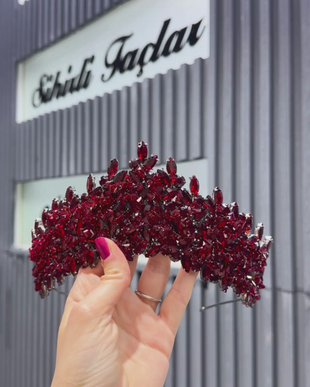 Renkli Kristal Prenses Tacı – Yoğun Taşlı Gösterişli Özel Gün Tacı