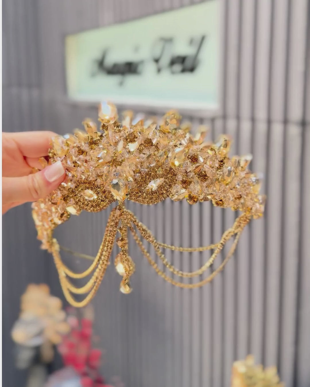 Renkli Kristal Gösterişli Taç – Zincir Detaylı Prenses Taç Modeli