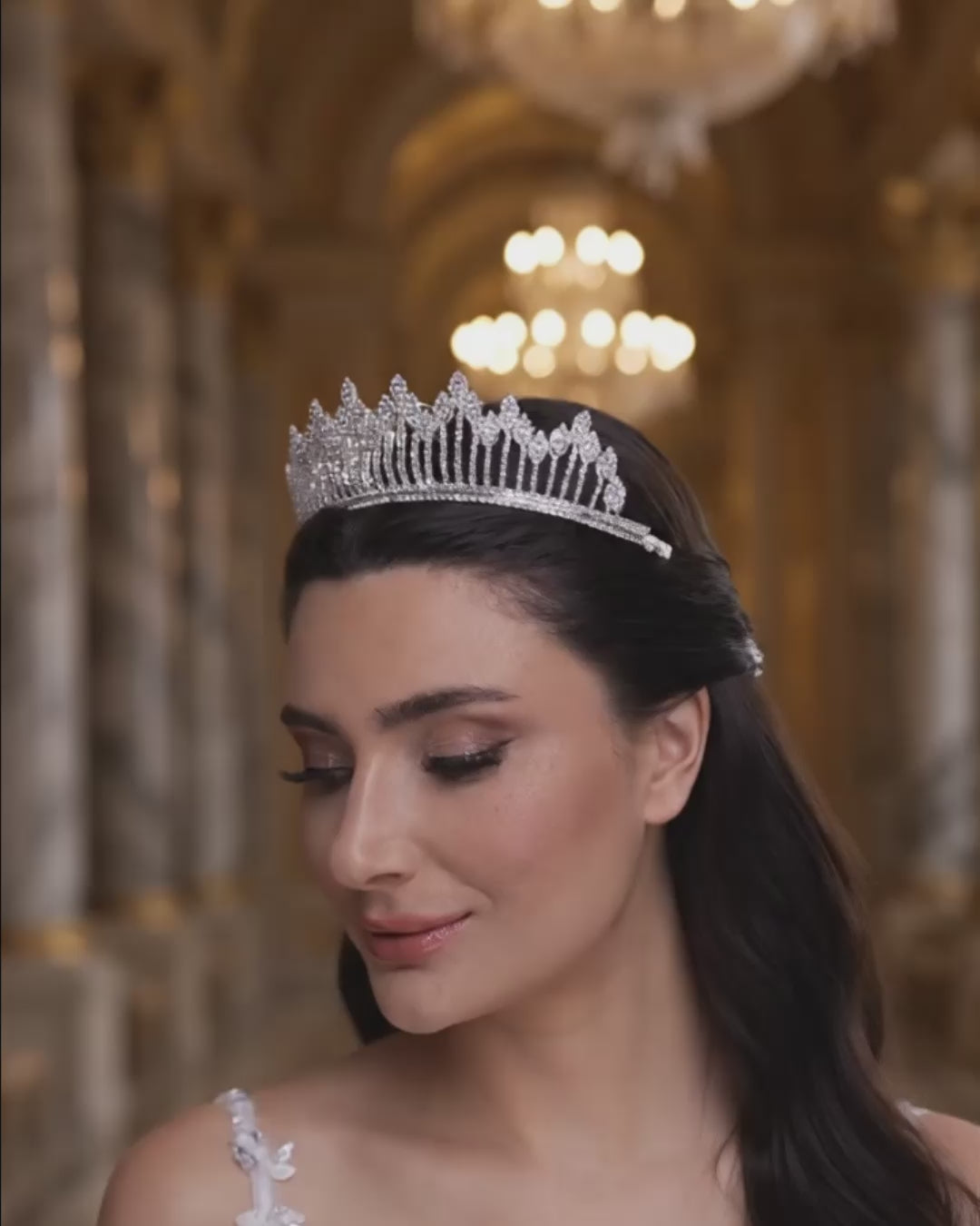 Gümüş kristal taşlı büyük model gelin tacı – ışıltılı kraliçe düğün saç aksesuarı ürün videosu