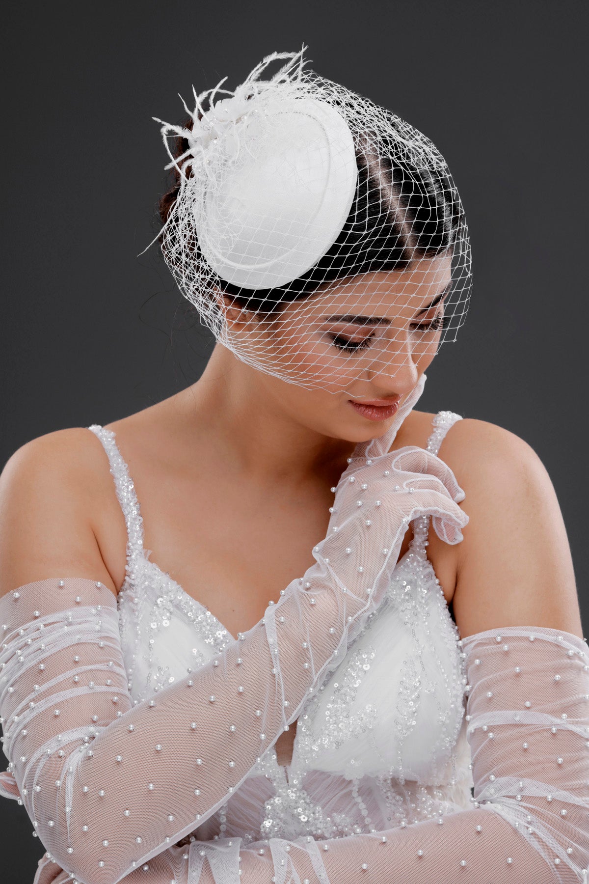 Beyaz vintage Fransız stil gelin şapkası – fileli ve tüylü zarif vualet, düğün nikah ve özel davetler için saç aksesuarı