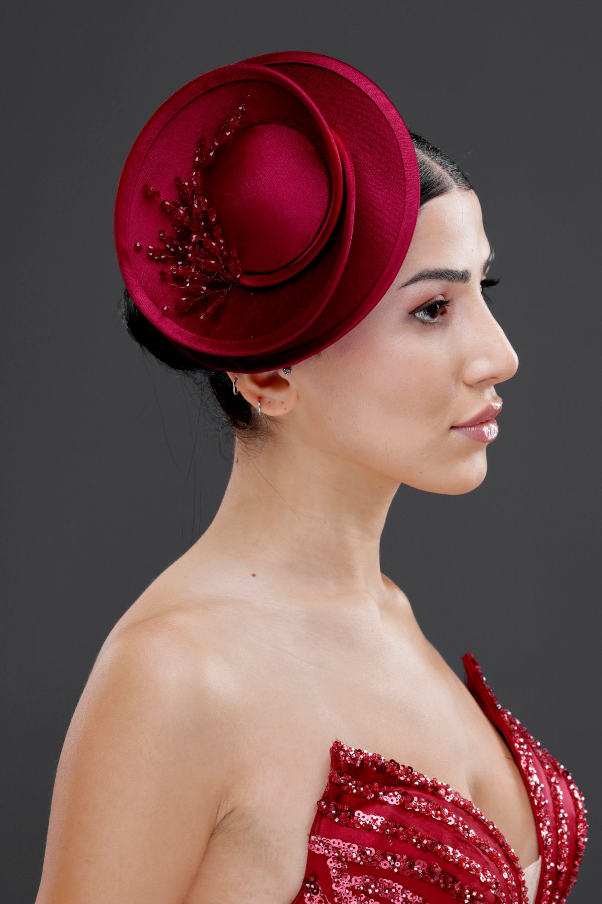 Bordo vintage Fransız stil fascinator şapka – boncuk detaylı zarif gelin aksesuarı