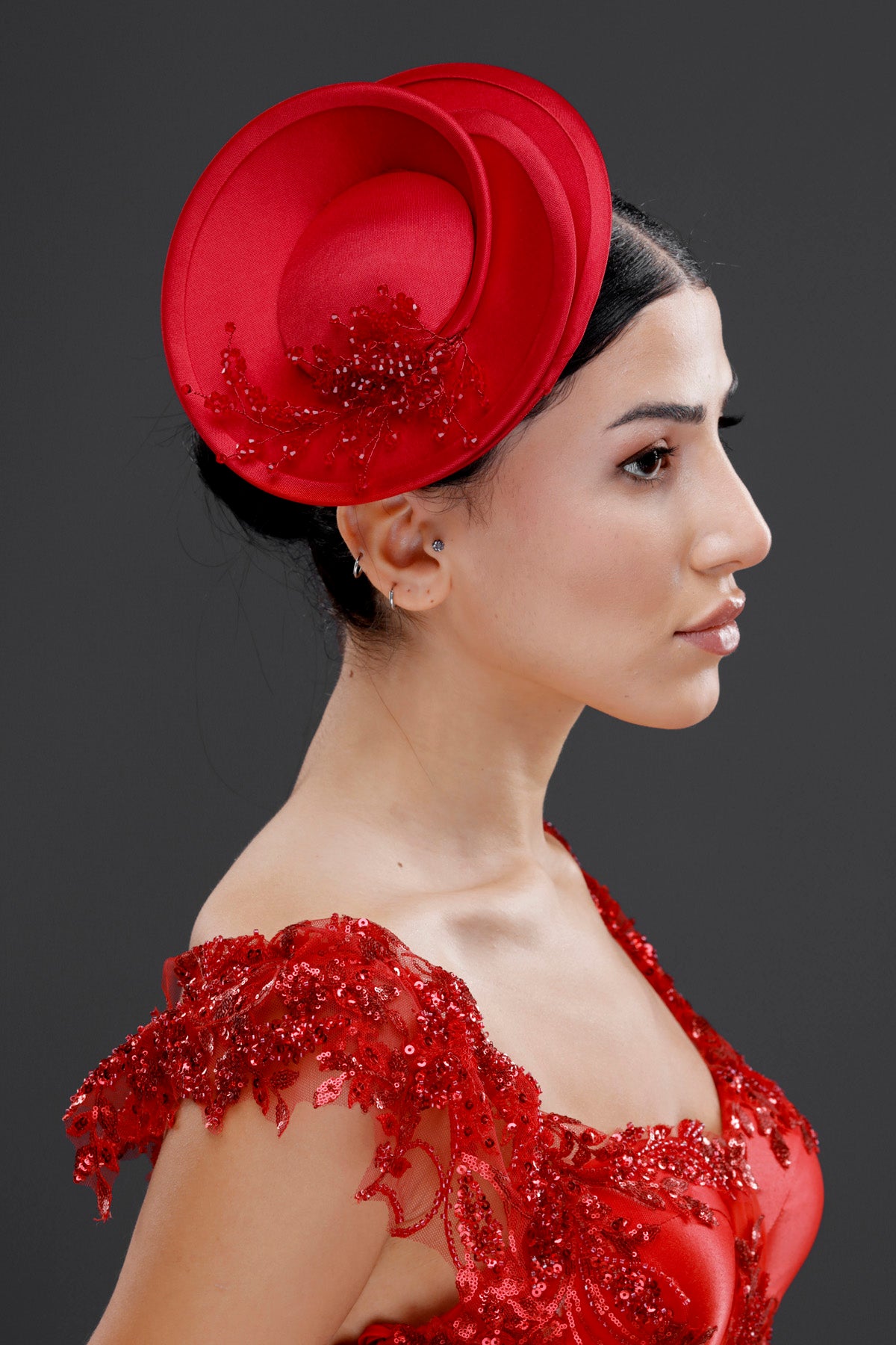 Kırmızı vintage Fransız stil fascinator şapka – boncuk detaylı zarif gelin aksesuarı
