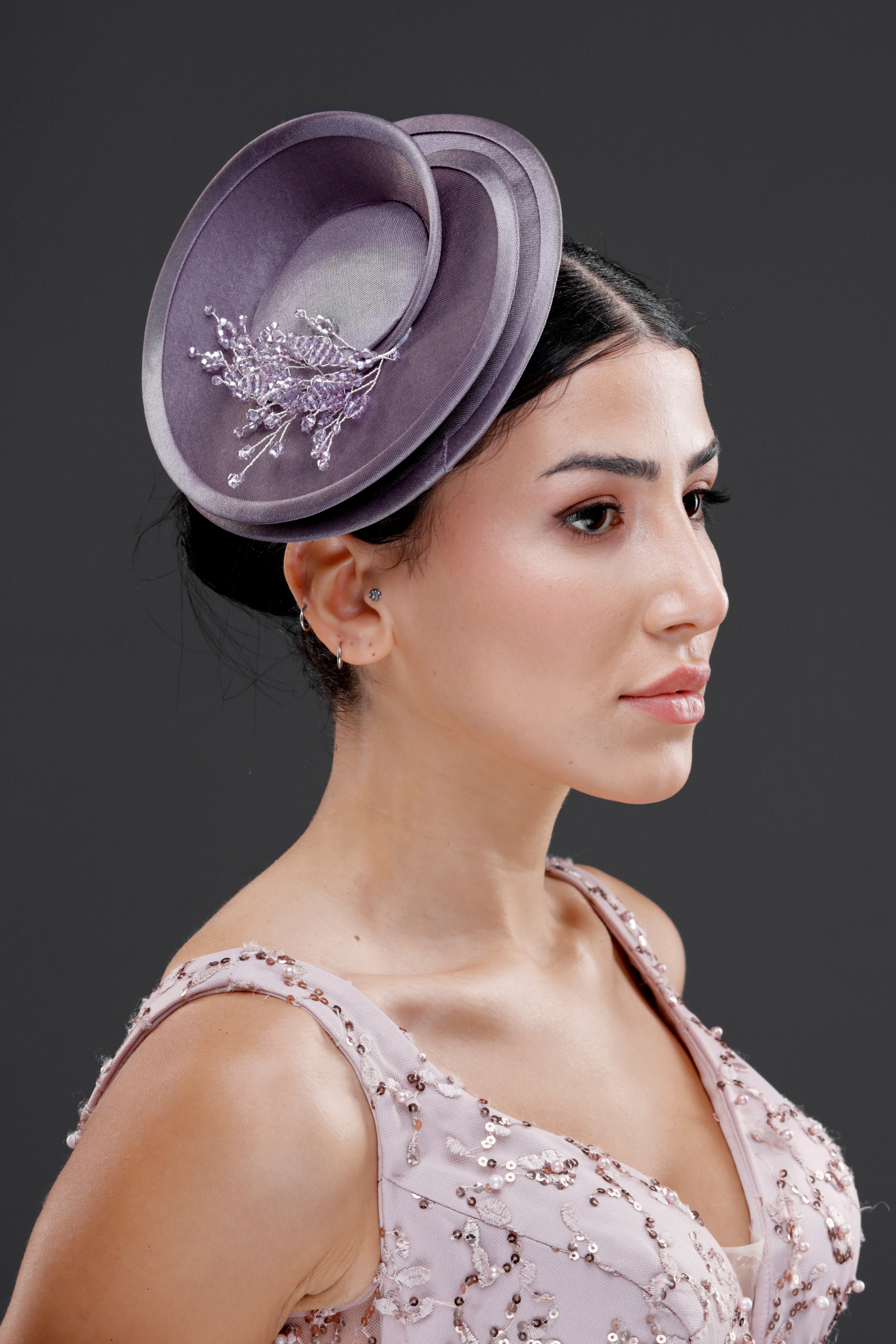 Lila vintage Fransız stil fascinator şapka – çiçek detaylı zarif gelin aksesuarı