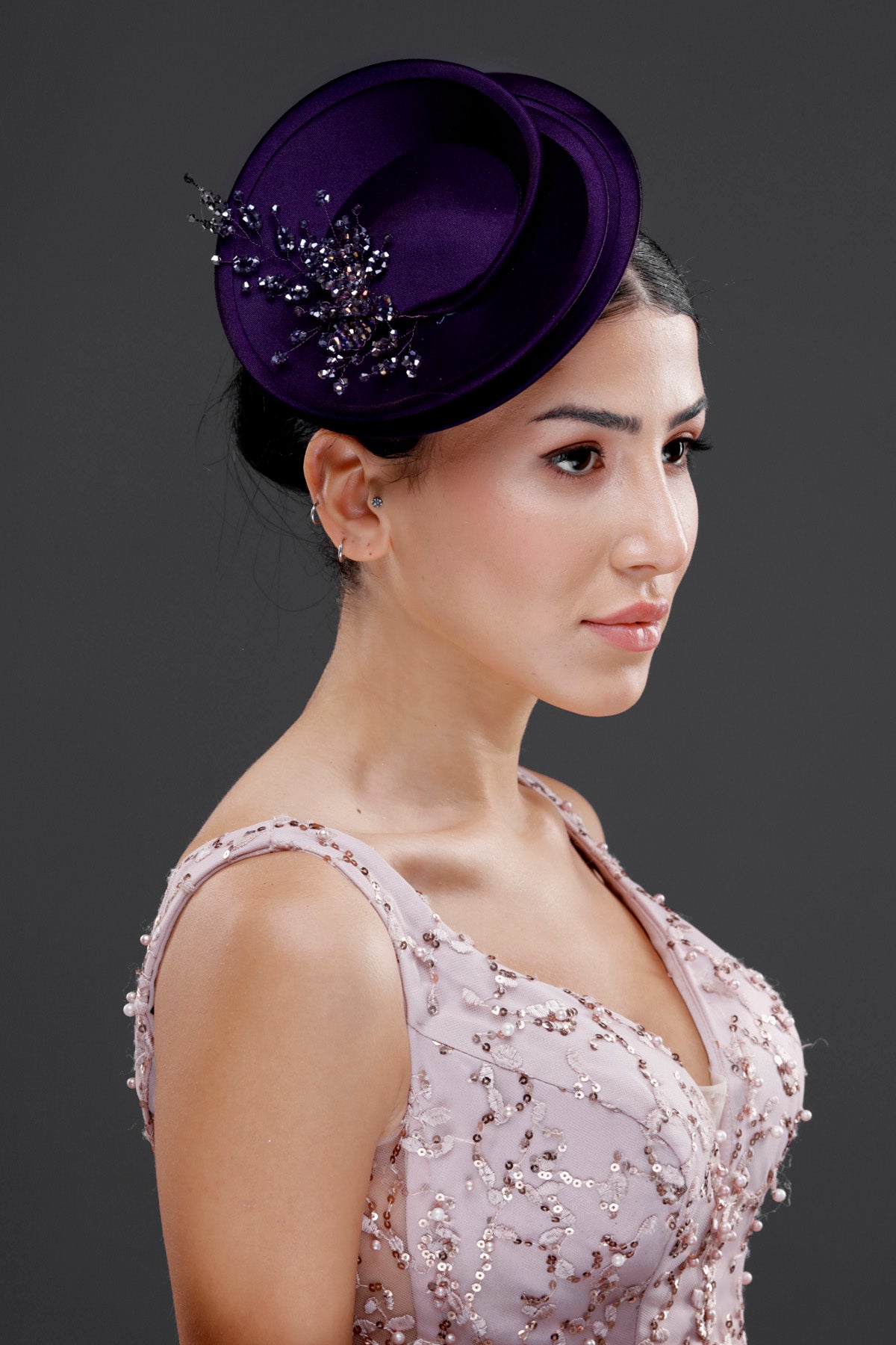 Mor vintage Fransız stil fascinator şapka – boncuk detaylı zarif gelin aksesuarı