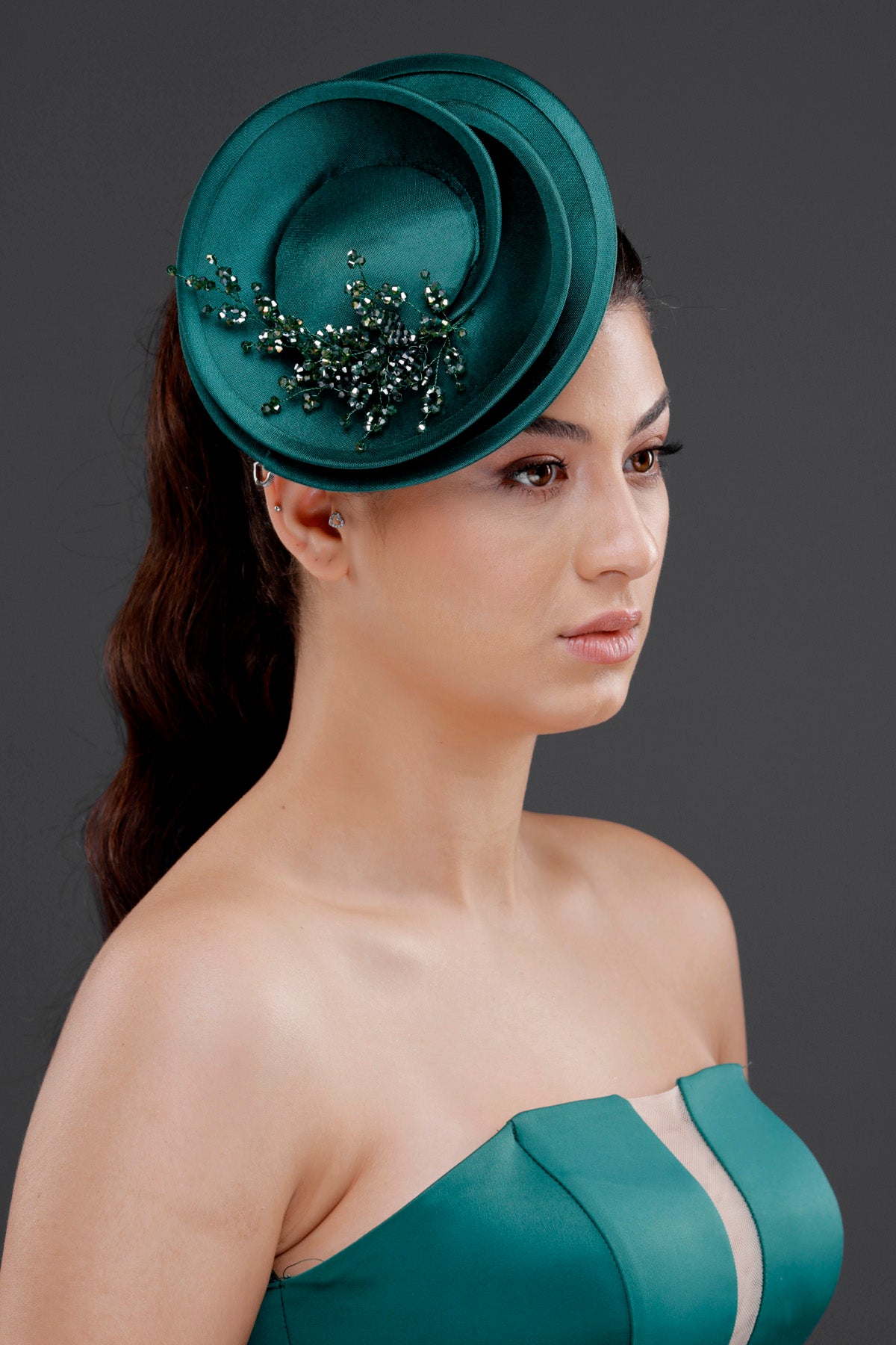 Petrol vintage Fransız stil fascinator şapka – boncuk detaylı zarif gelin aksesuarı