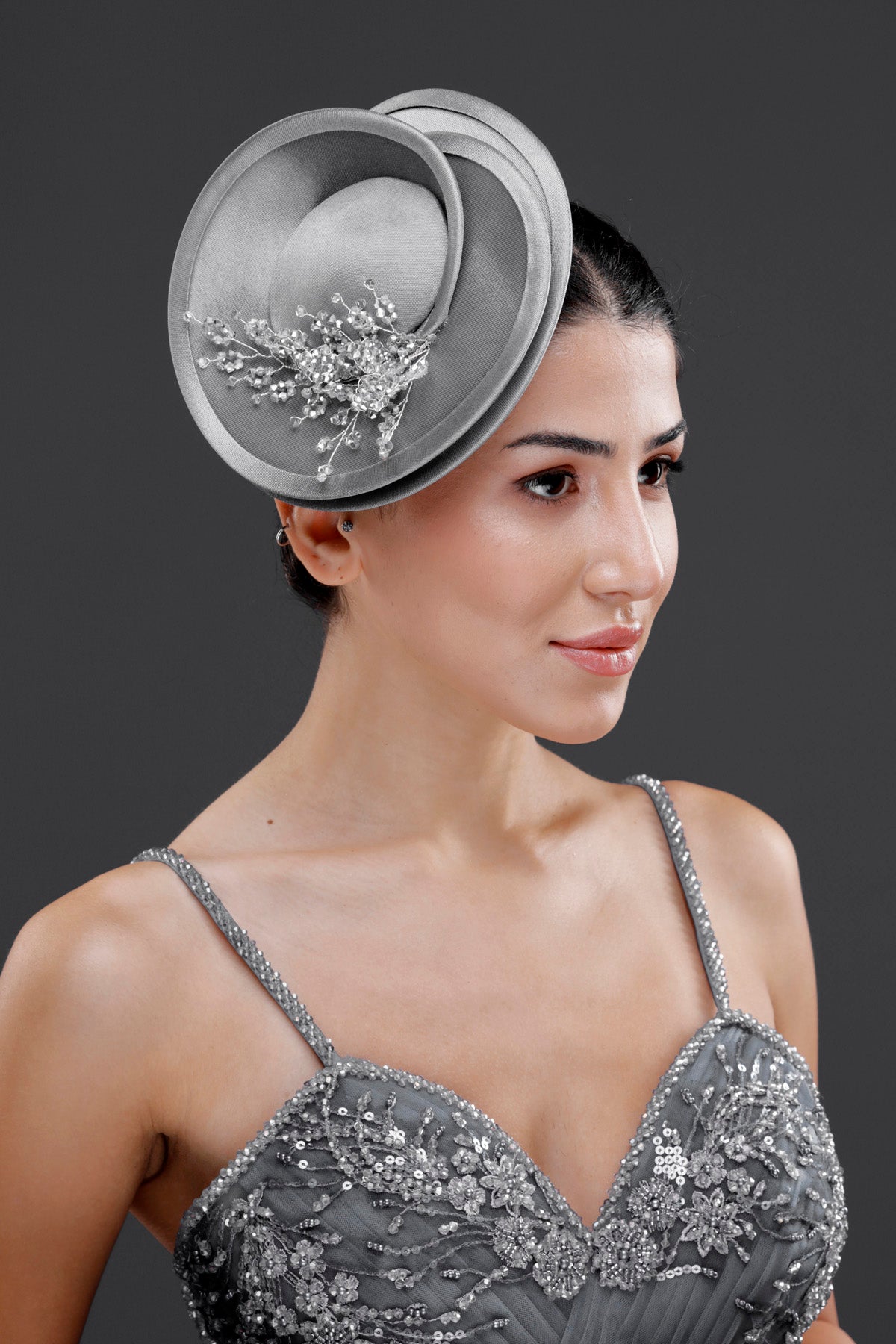 Gümüş vintage Fransız stil fascinator şapka – çiçek detaylı zarif gelin aksesuarı