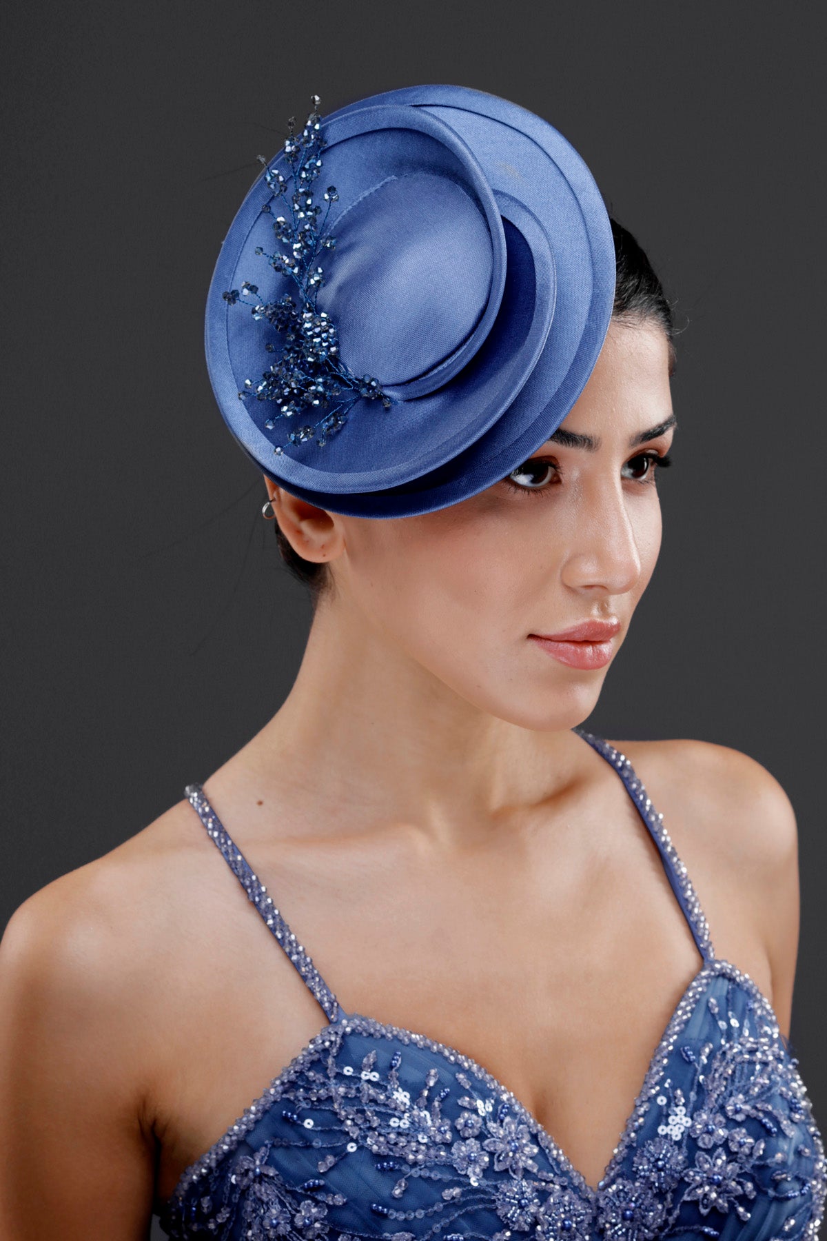 Mavi vintage Fransız stil fascinator şapka – boncuk detaylı zarif gelin aksesuarı