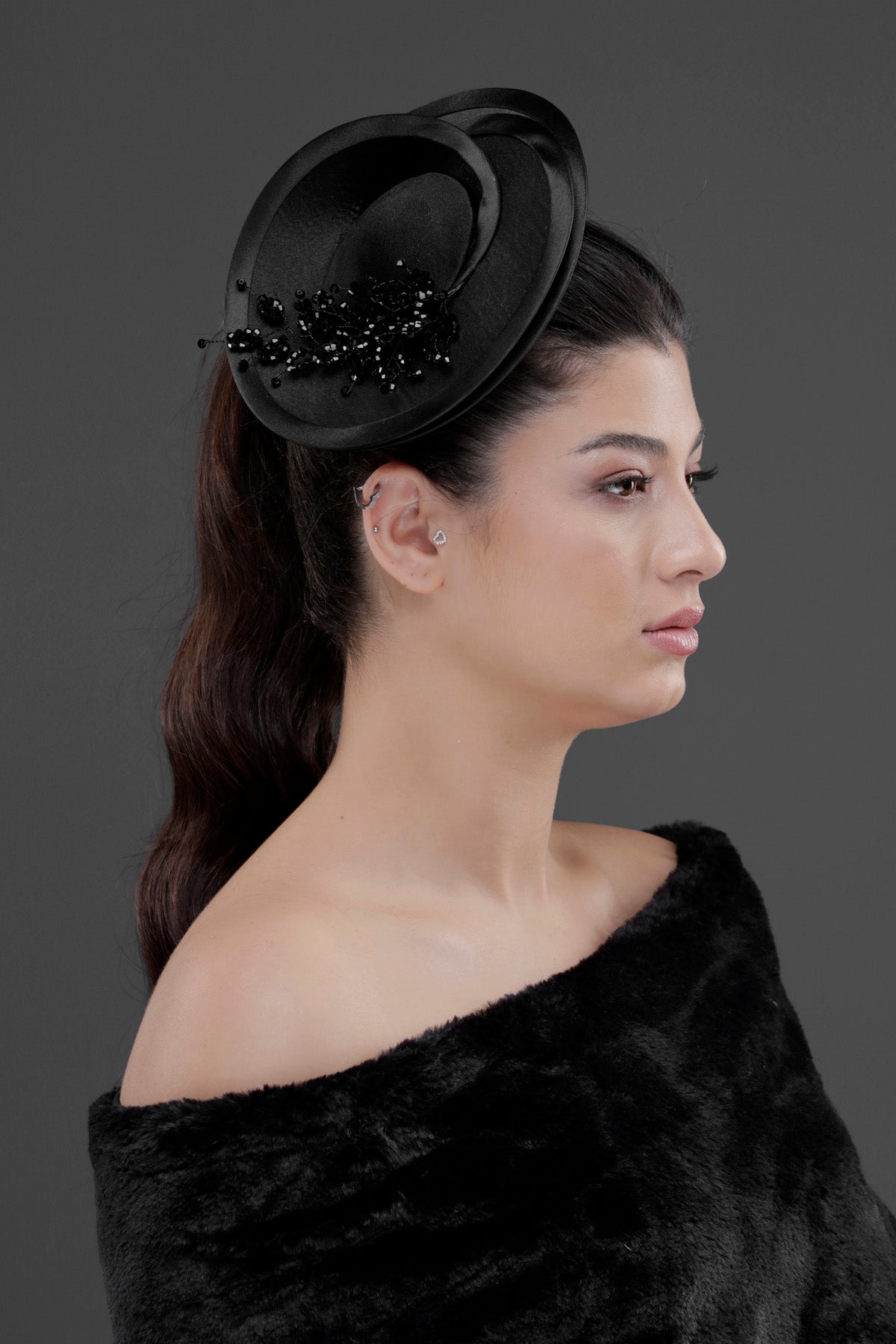 Siyah vintage Fransız stil fascinator şapka – boncuk detaylı zarif gelin aksesuarı