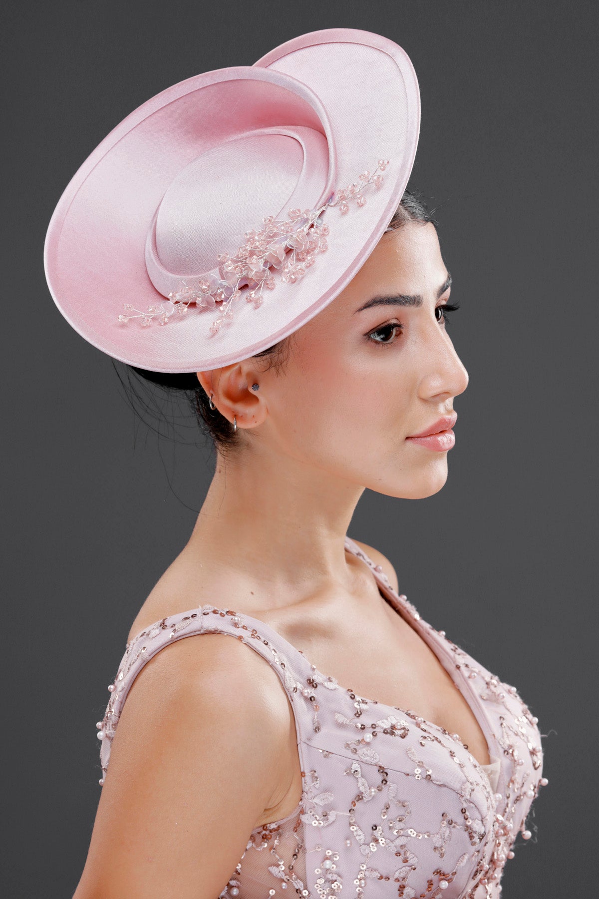 Pembe vintage Fransız stil şapka – çiçek detaylı zarif ve modern tasarım aksesuarı