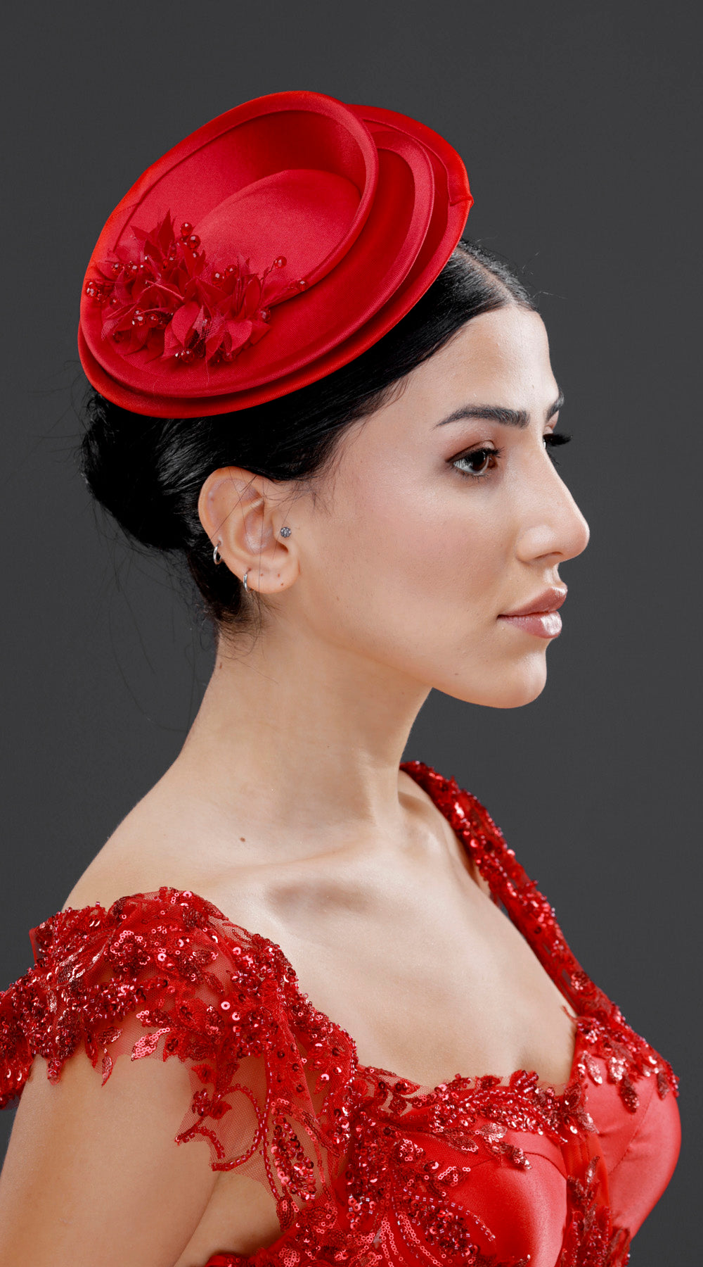 Kırmızı vintage Fransız stil tasarım şapka – tüy detaylı zarif ve modern özel gün aksesuarı