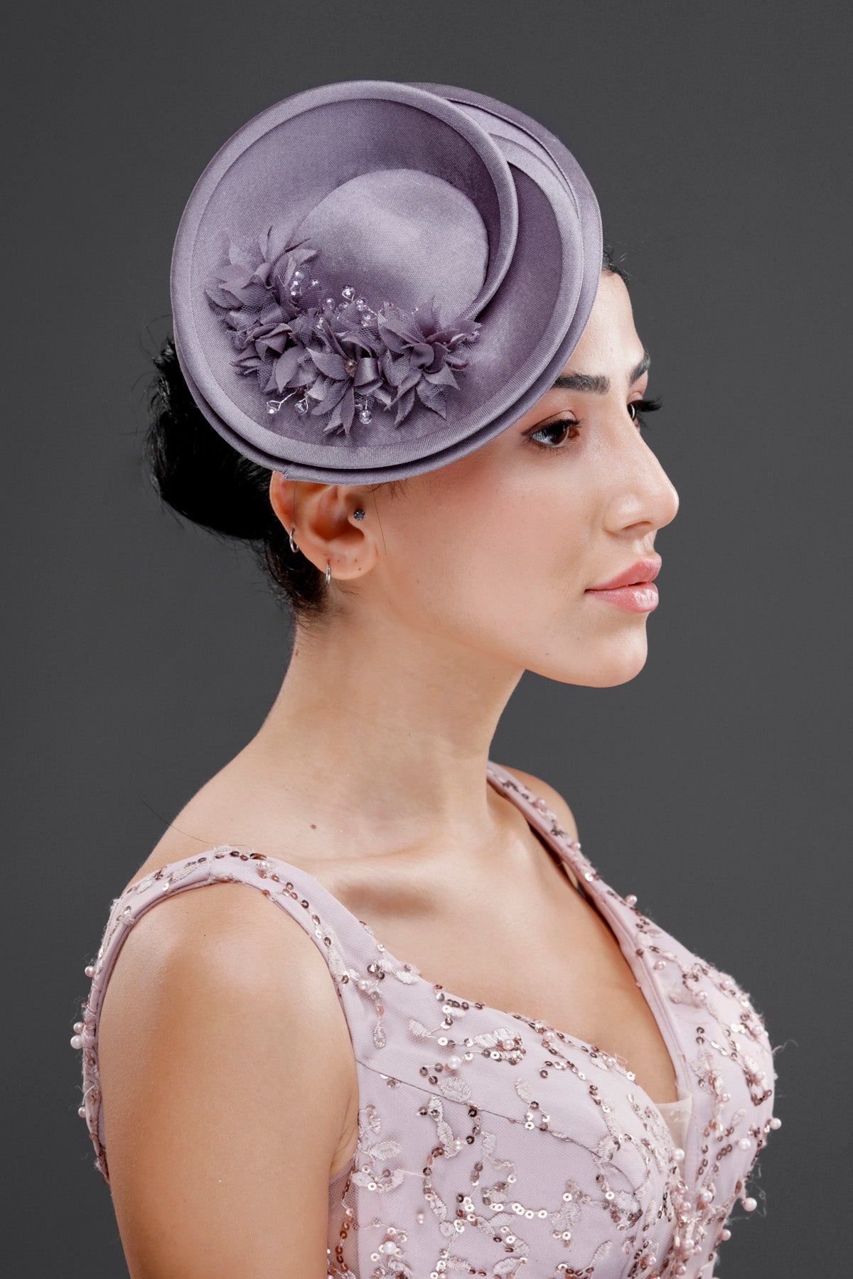 Lila vintage Fransız stil tasarım şapka – çiçek detaylı zarif ve modern özel gün aksesuarı