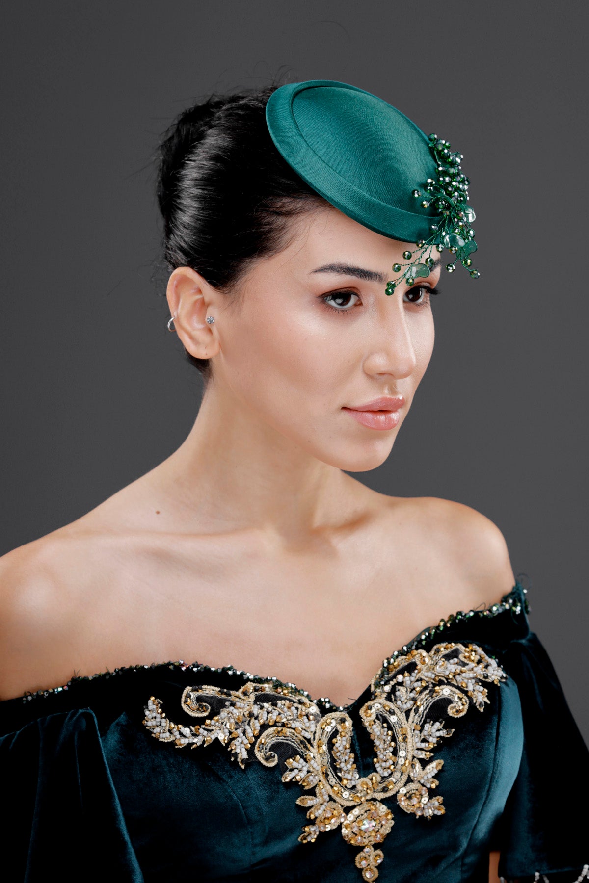 Zümrüt yeşili vintage Fransız stil vualet şapka – kristal çiçek detaylı zarif özel gün aksesuarı