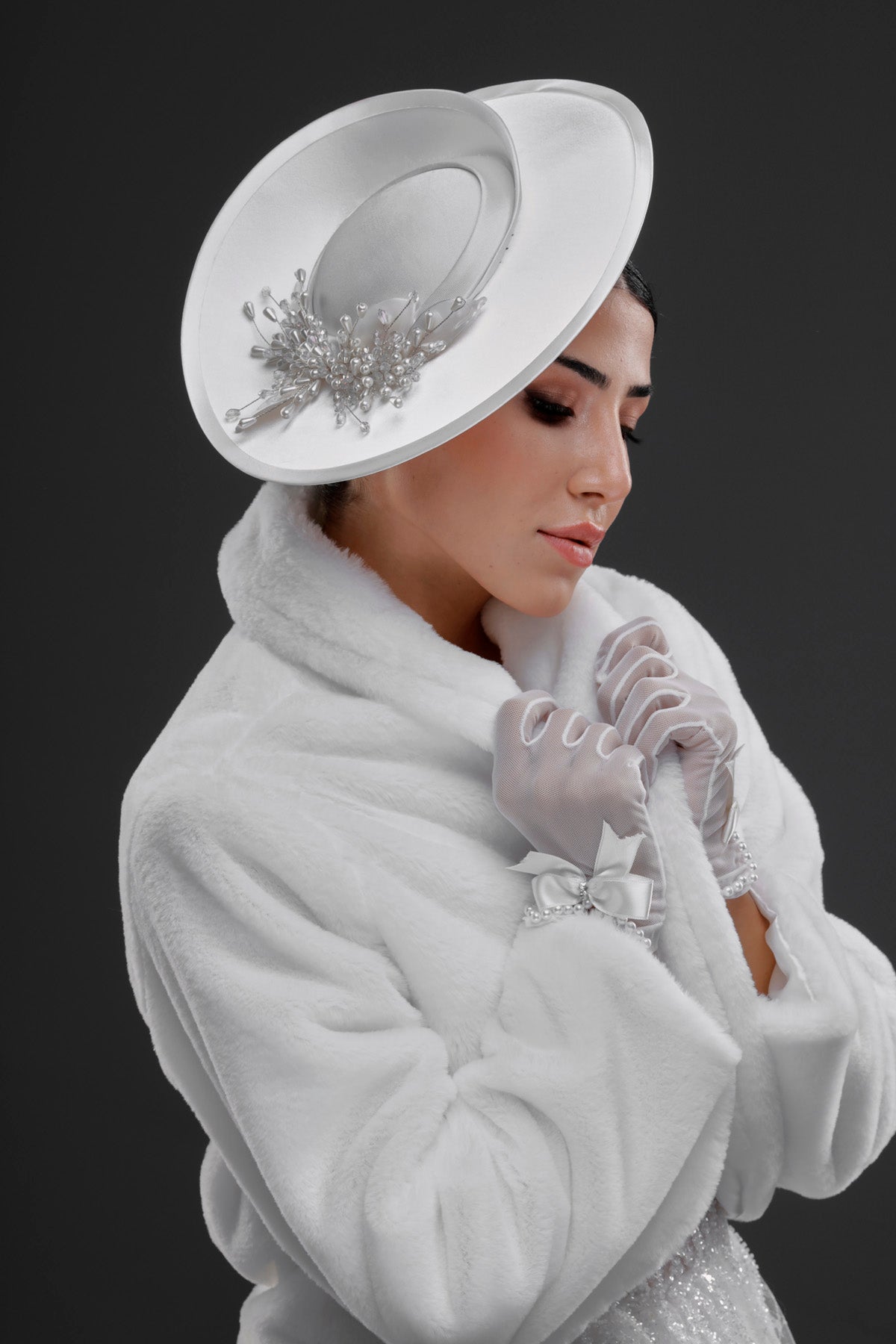 Beyaz vintage Fransız stil fascinator şapka – gümüş kristal detaylı zarif özel tasarım kadın aksesuarı