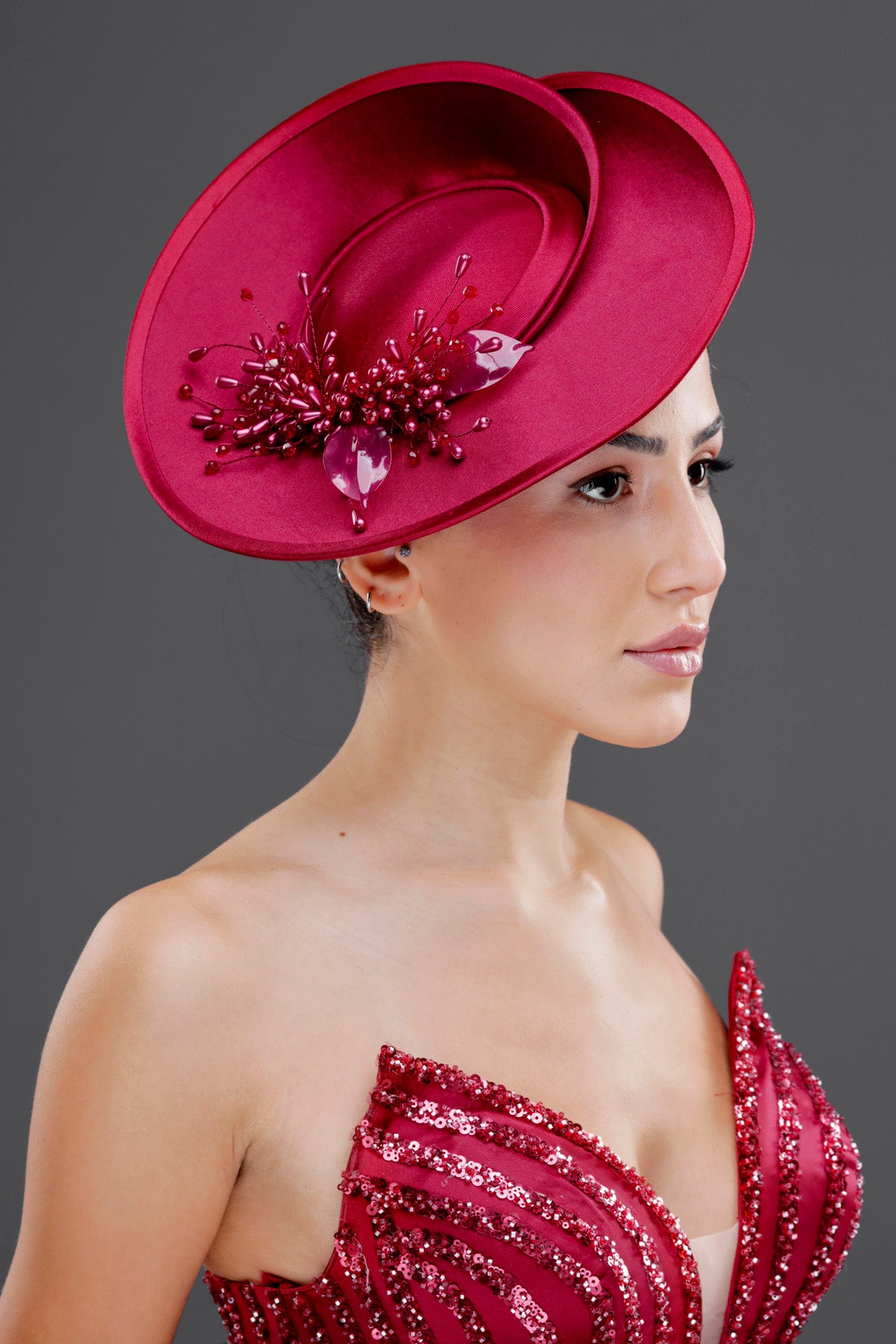 Fuşya vintage Fransız stil fascinator şapka – boncuk detaylı zarif özel tasarım kadın aksesuarı