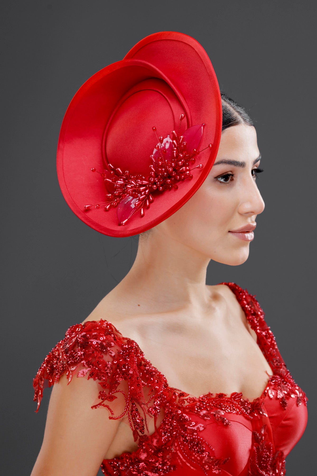 Kırmızı vintage Fransız stil fascinator şapka – boncuk detaylı zarif özel tasarım kadın aksesuarı