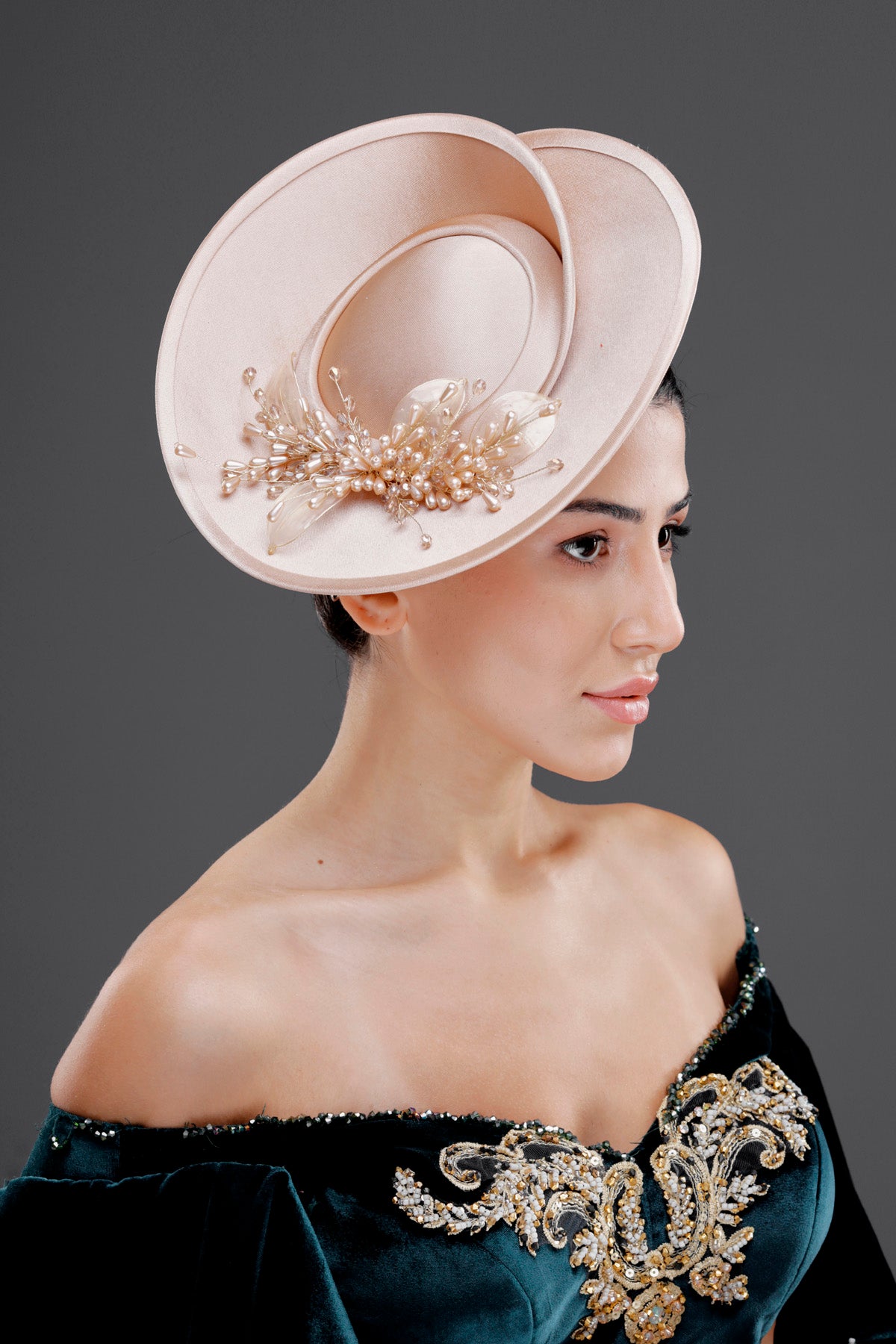 Pudra vintage Fransız stil fascinator şapka – inci boncuk detaylı zarif özel tasarım kadın aksesuarı