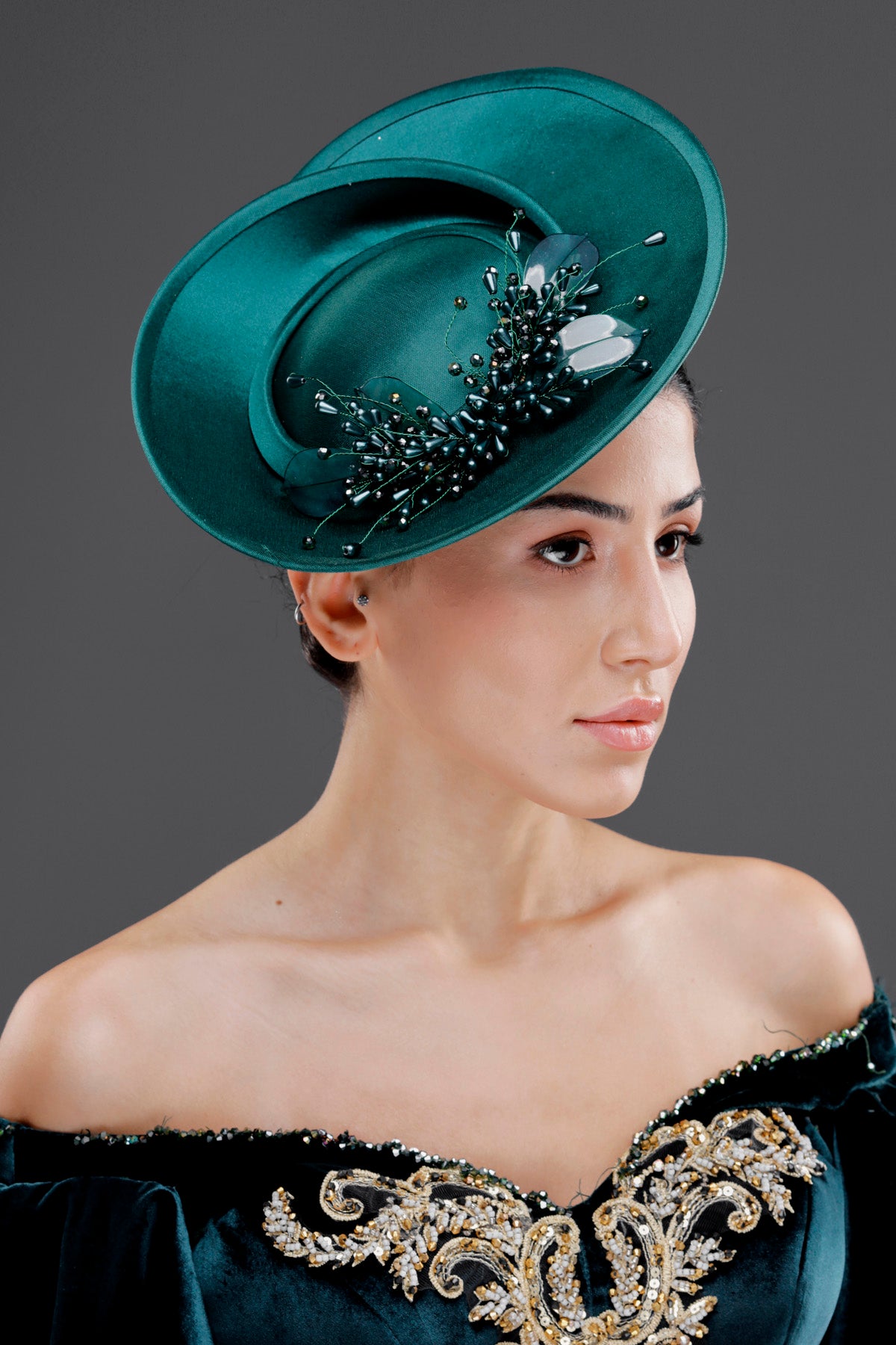 Zümrüt yeşili vintage Fransız stil fascinator şapka – boncuk detaylı zarif özel tasarım kadın aksesuarı