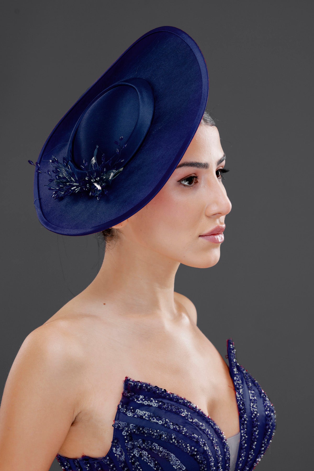 Lacivert vintage Fransız stil geniş kenarlı şapka – çiçek detaylı özel davet ve düğün aksesuarı