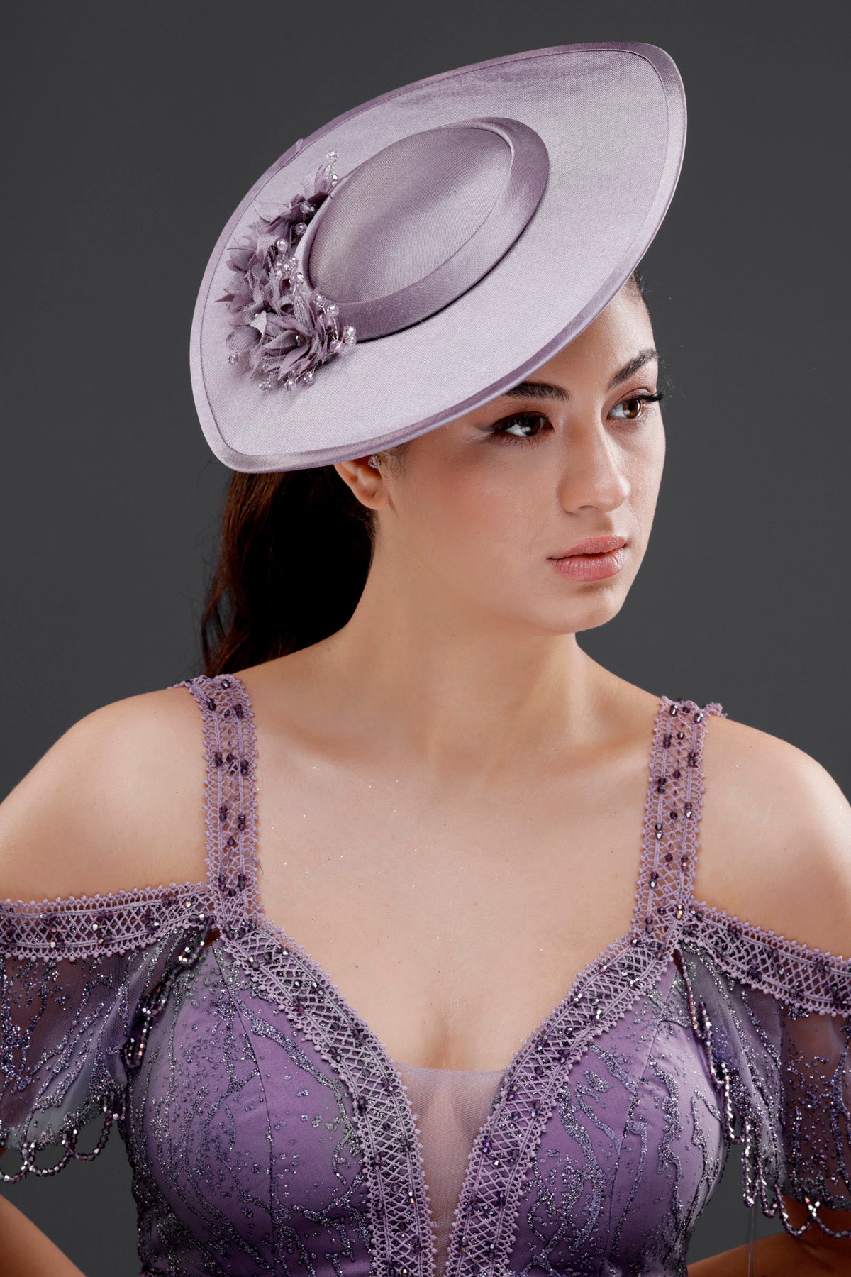 Lila vintage Fransız stil geniş kenarlı şapka – çiçek detaylı özel davet ve düğün aksesuarı