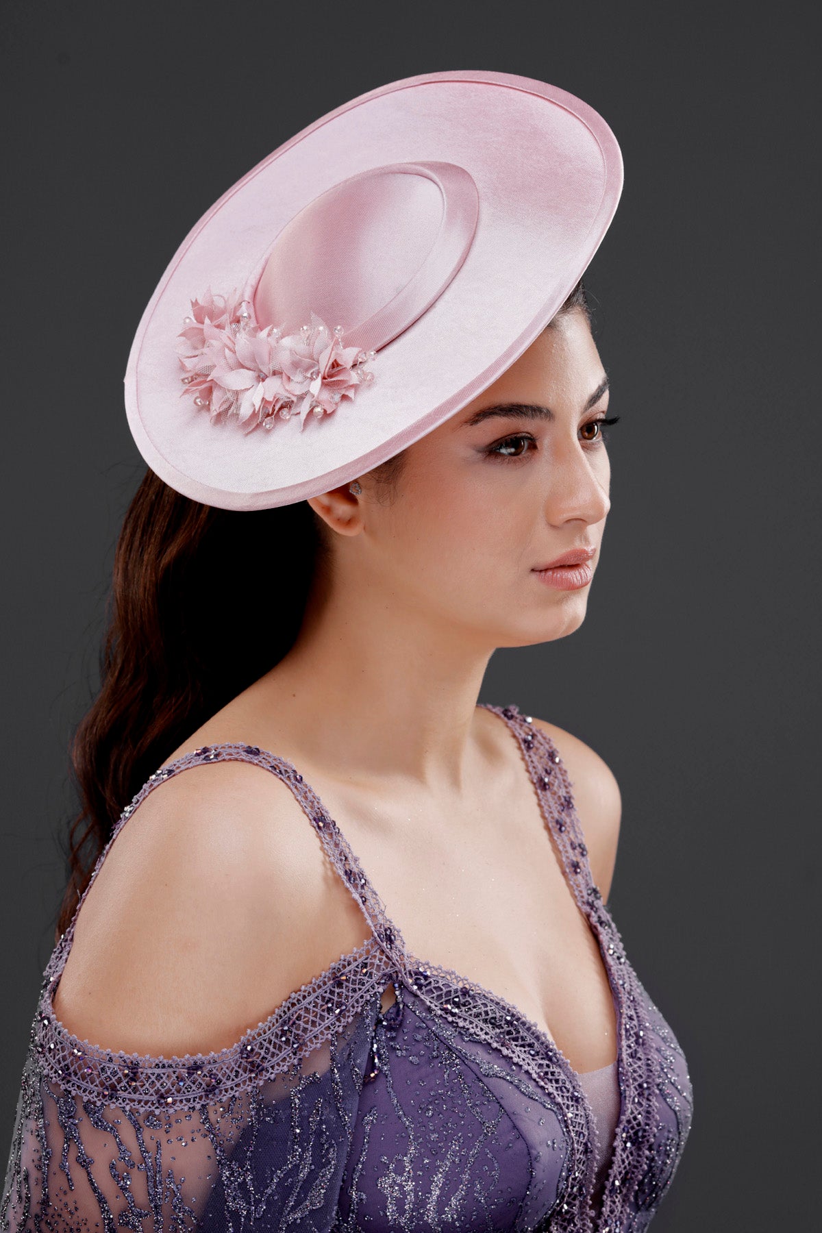 Pembe vintage Fransız stil geniş kenarlı şapka – çiçek detaylı özel davet ve düğün aksesuarı