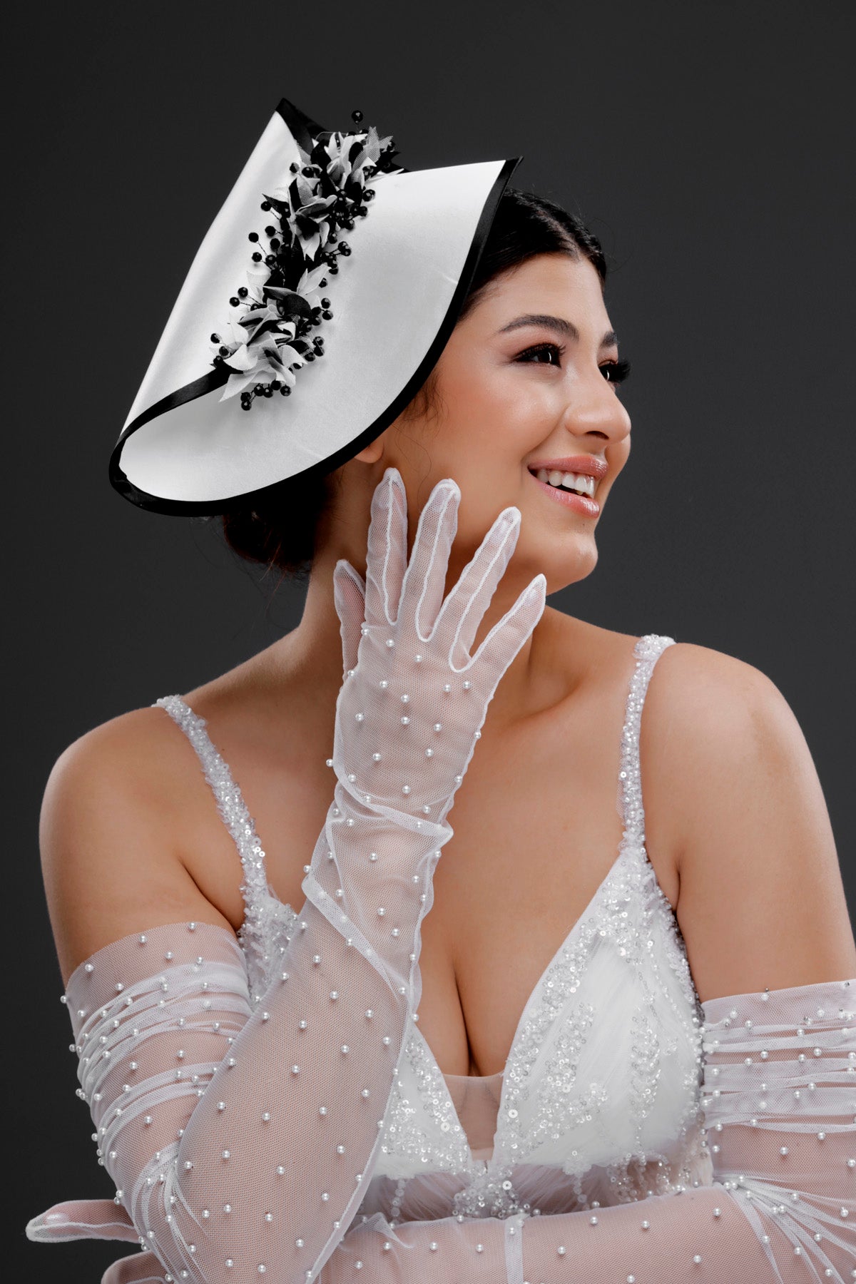 Beyaz siyah detaylı vintage çiçek şapka – özel tasarım nikah ve davet aksesuarı, Fransız stil zarif gelin fascinatoru, beyaz gelinlik ve davet kıyafetleriyle uyumlu sofistike aksesuar