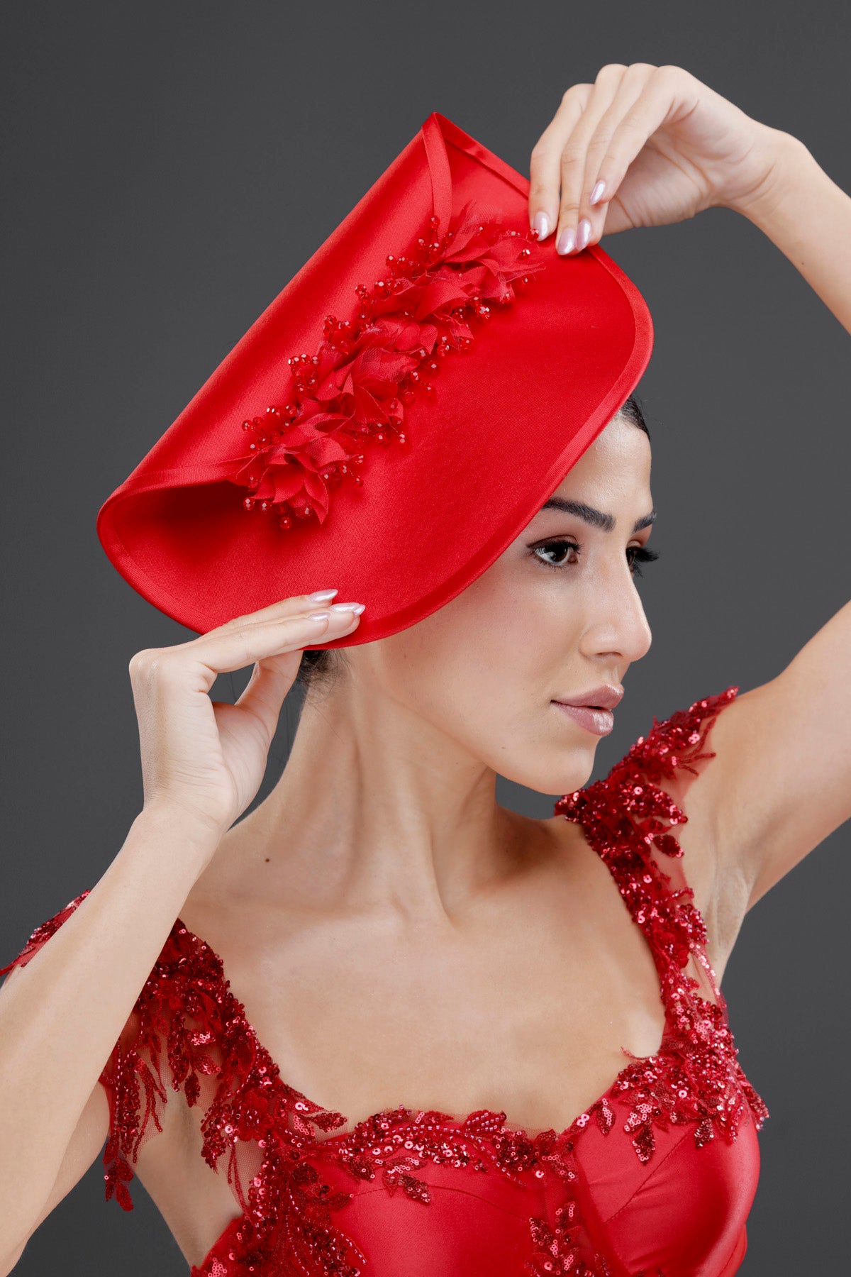 Kırmızı vintage çiçek detaylı şapka – özel tasarım davet aksesuarı, Fransız stil zarif kadın fascinatoru, kırmızı abiye ve gece kıyafetleriyle uyumlu çarpıcı aksesuar